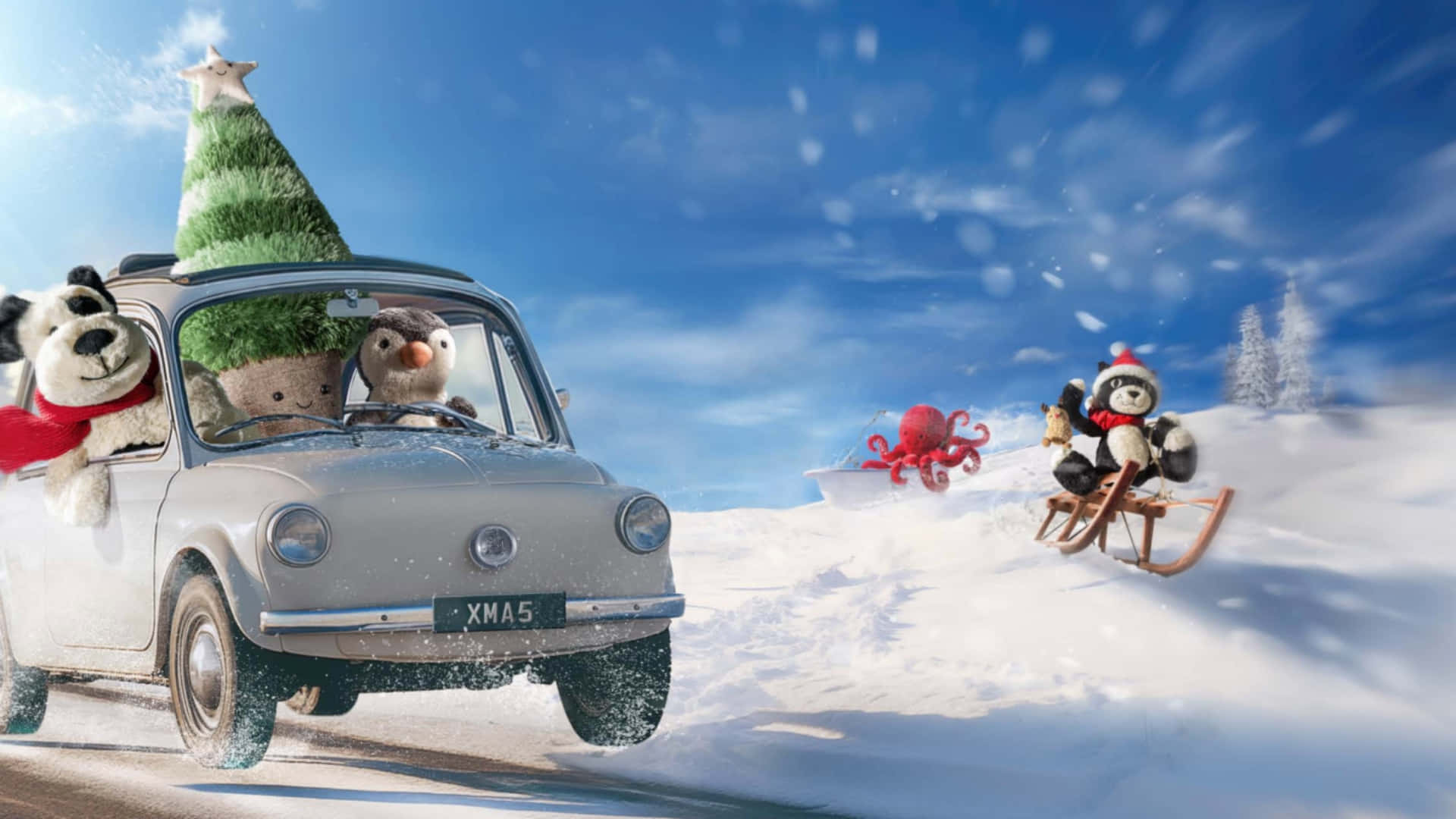  壁紙 — 一架銀色復古車載著毛絨動物，在明亮的藍天下駛過雪丘，附近有一隻企鵝坐在雪橇上。