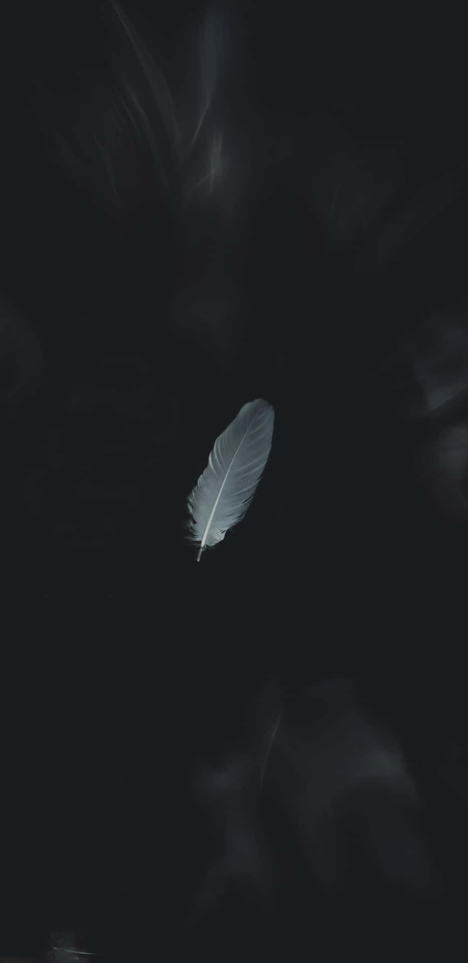  壁紙 — 一根白色羽毛在黑暗煙霧背景中靜靜漂浮，邊緣帶有柔和光芒。