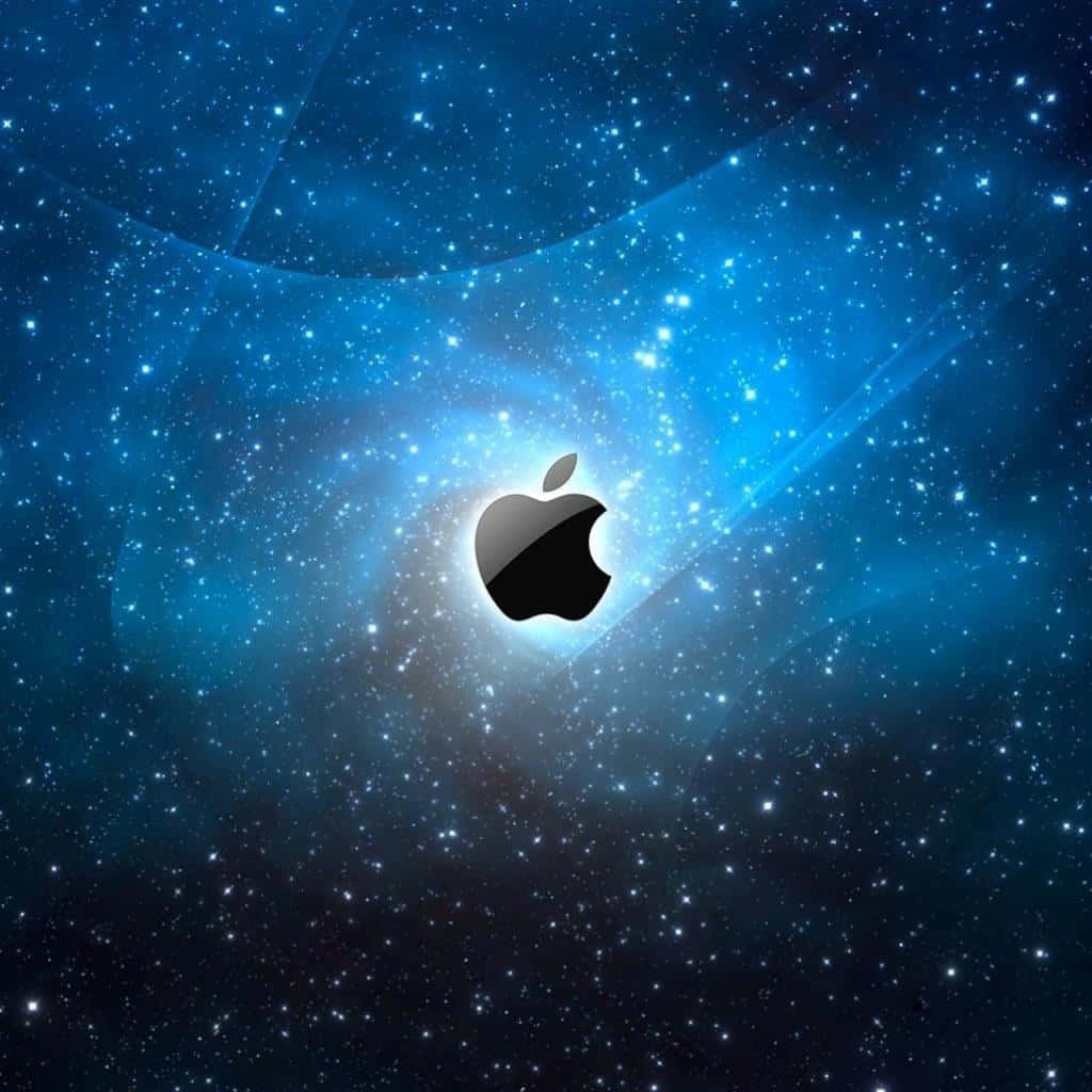 iPad Mini 6 桌布 壁紙 — 一個時尚的黑色Apple標誌漂浮在充滿閃爍星星和發光光線的鮮豔藍色宇宙星雲中。