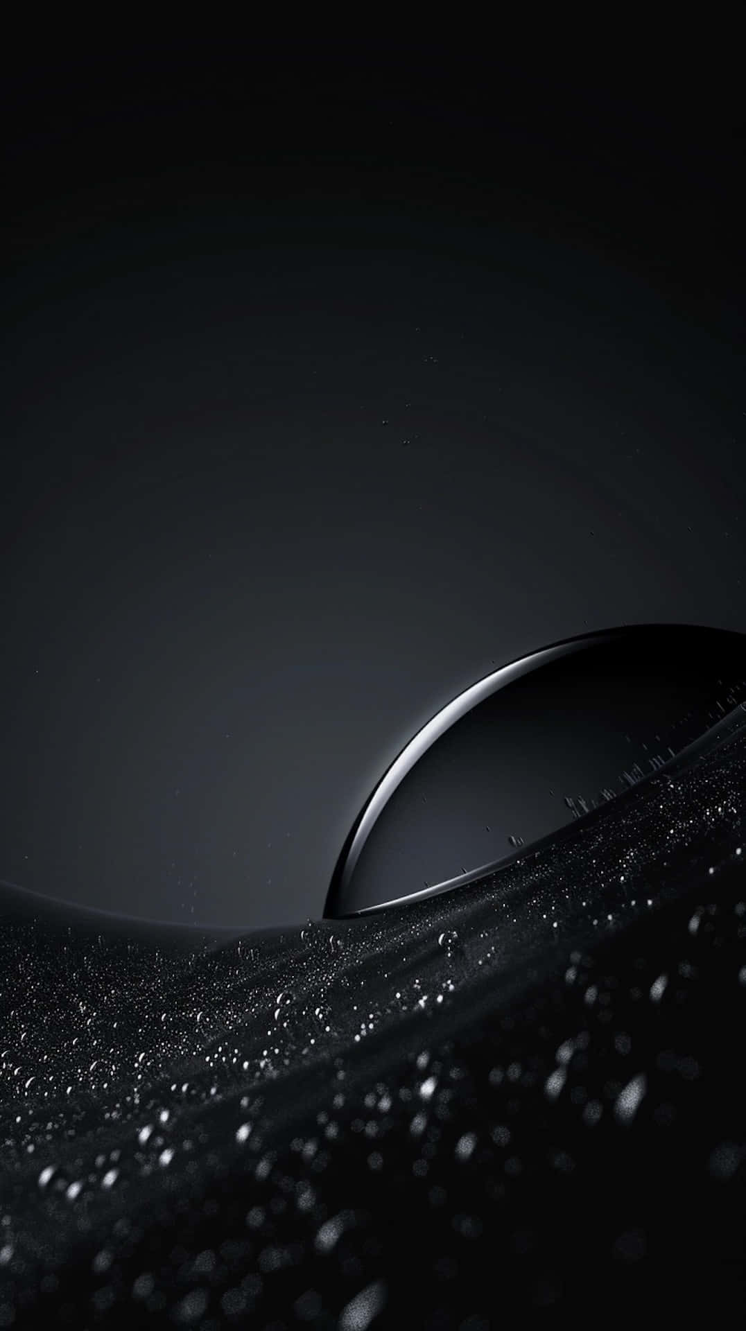 Black iPhone Xr 桌布 壁紙 — 在柔和光線下，一個光滑的黑色彎曲表面從帶有紋理的深色表面中浮現，表面散落著水滴。