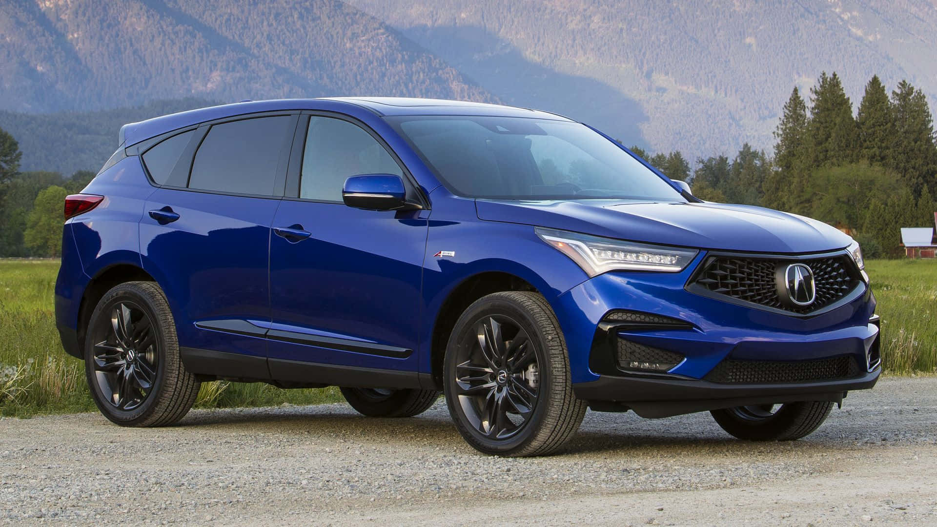 Acura Rdx 桌布 壁紙 — 一輛時尚的藍色Acura SUV停在碎石上，背景有山脈和樹木。