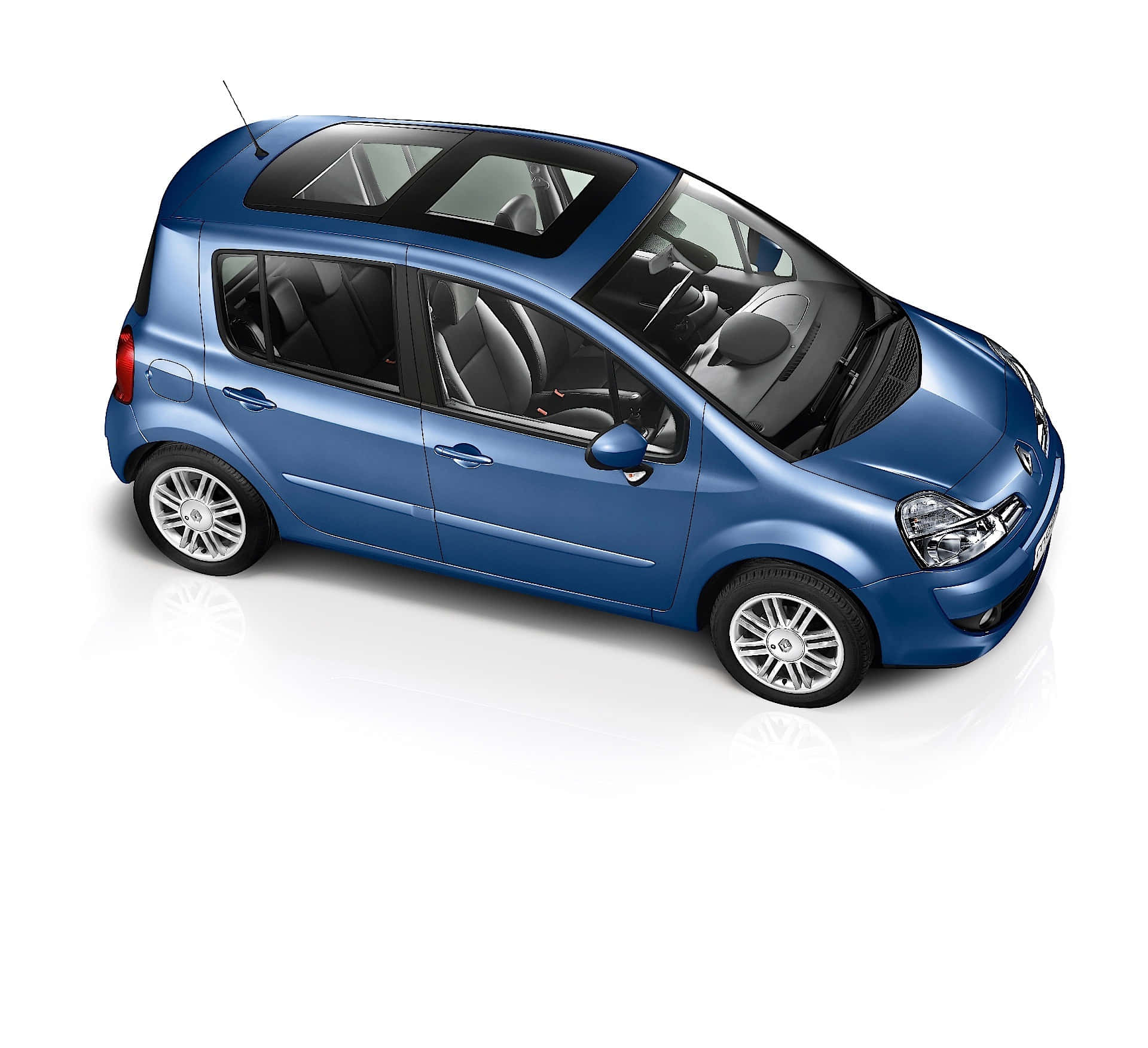 Renault Modus 桌布 壁紙 — 一輛時尚的藍色緊湊型汽車配備玻璃車頂，在白色背景的攝影棚照片中展示。