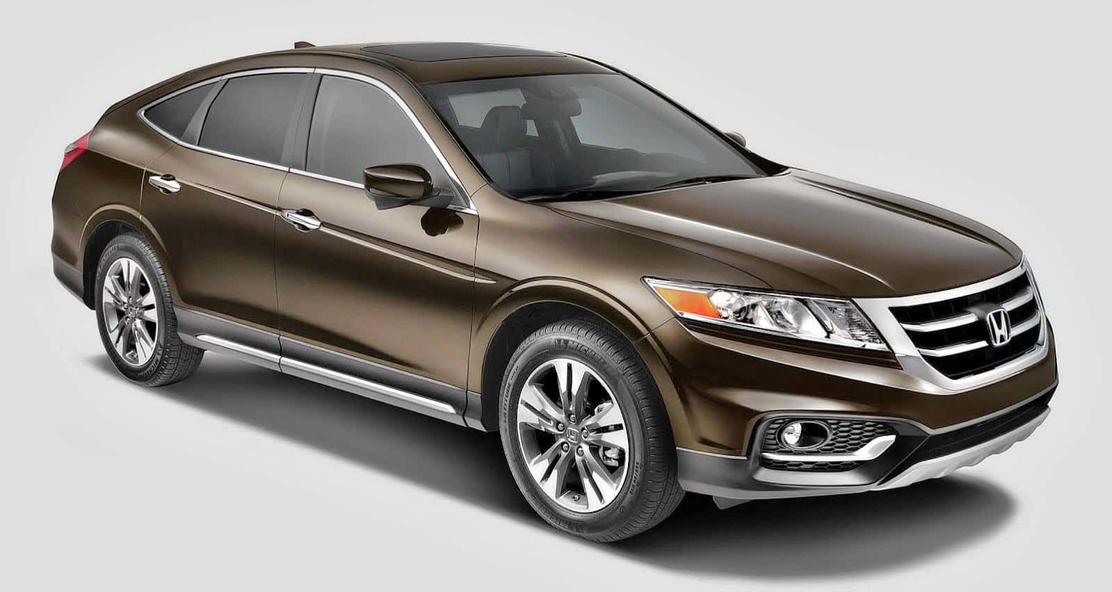 Honda Crosstour 桌布 壁紙 — 一輛時尚的青銅色本田SUV，帶有鍍鉻飾邊和合金輪圈，在純灰色背景下的工作室燈光中展示。