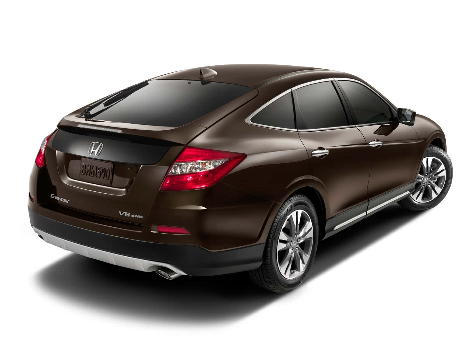 Honda Crosstour 桌布 壁紙 — 從後方四分之三角度觀看的時尚棕色本田Crosstour轎車，背景為乾淨的白色。