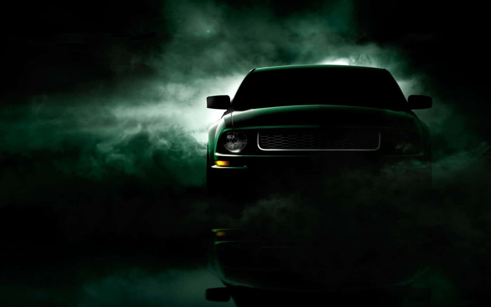 Ford Mustang Bullitt 桌布 壁紙 — 一輛時尚的汽車在戲劇性燈光下，從詭異的綠色煙霧中浮現，場景黑暗且充滿氛圍。