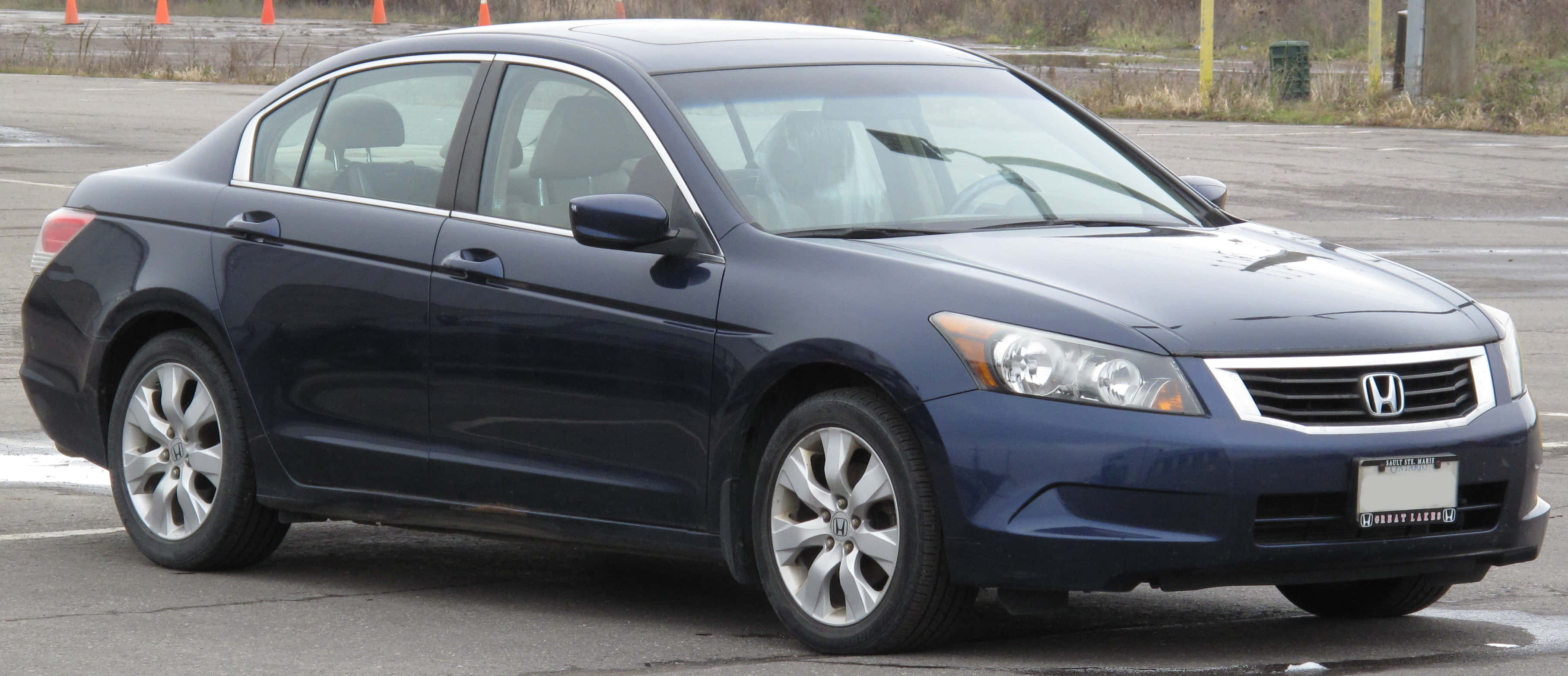 Honda Accord 桌布 壁紙 — 一架時尚深藍色本田雅閣房車停泊在潮濕的瀝青停車場，光線陰暗。