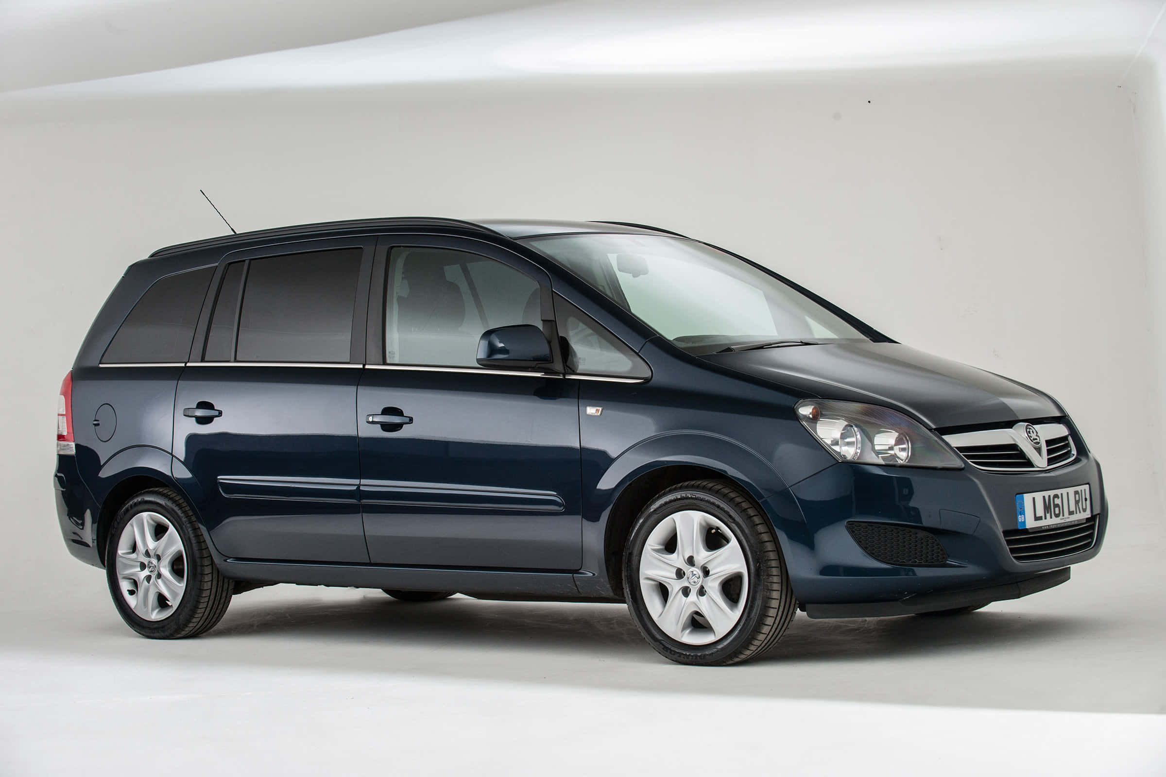 Opel Zafira 桌布 壁紙 — 一輛時尚的深藍色Vauxhall Zafira旅行車在明亮的白色攝影棚中拍攝。