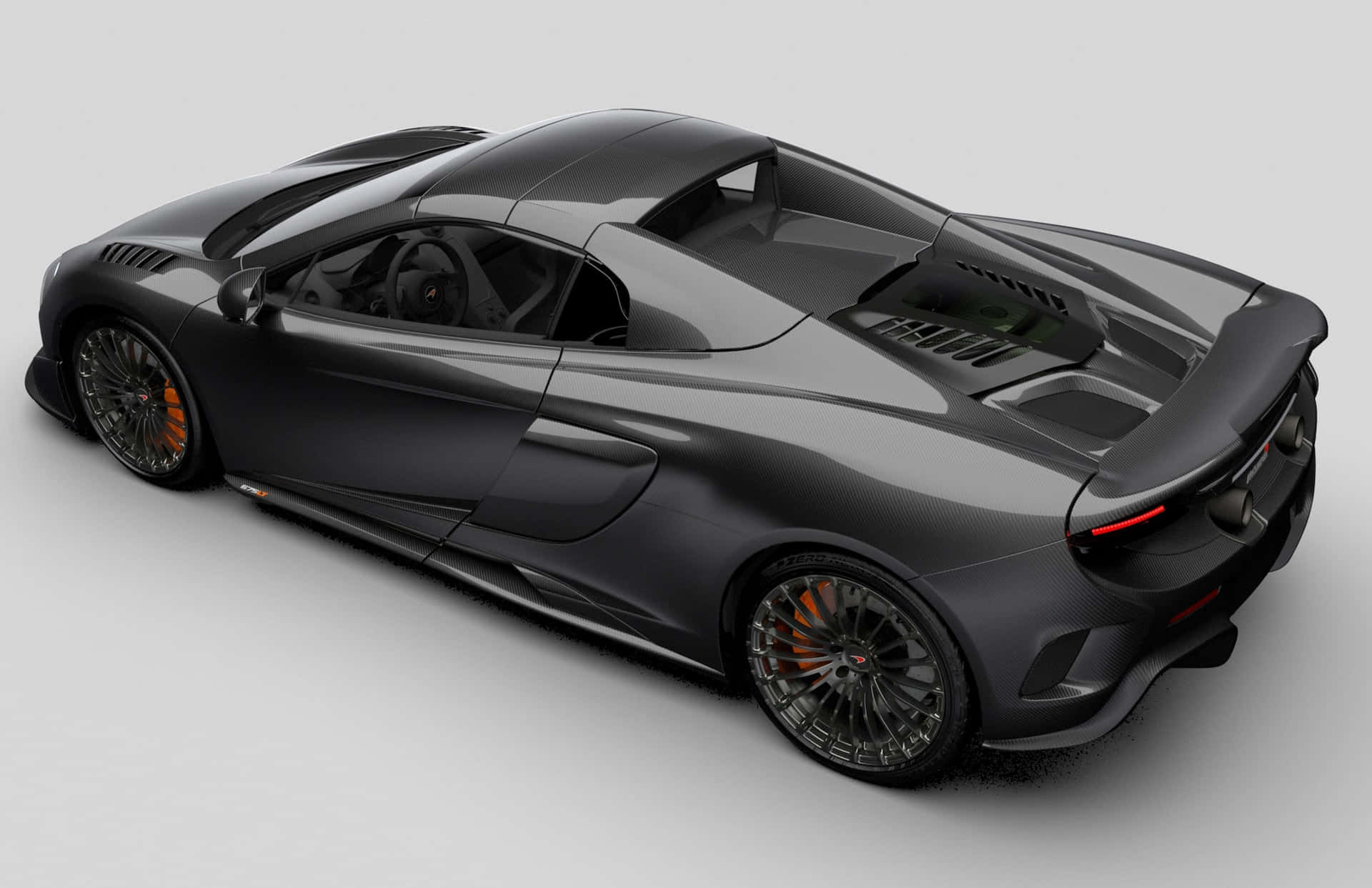 Mclaren 675lt Spider 桌布 壁紙 — 從高角度觀看，一輛帶有橙色制動卡鉗的時尚啞光黑色跑車，背景為純白色。