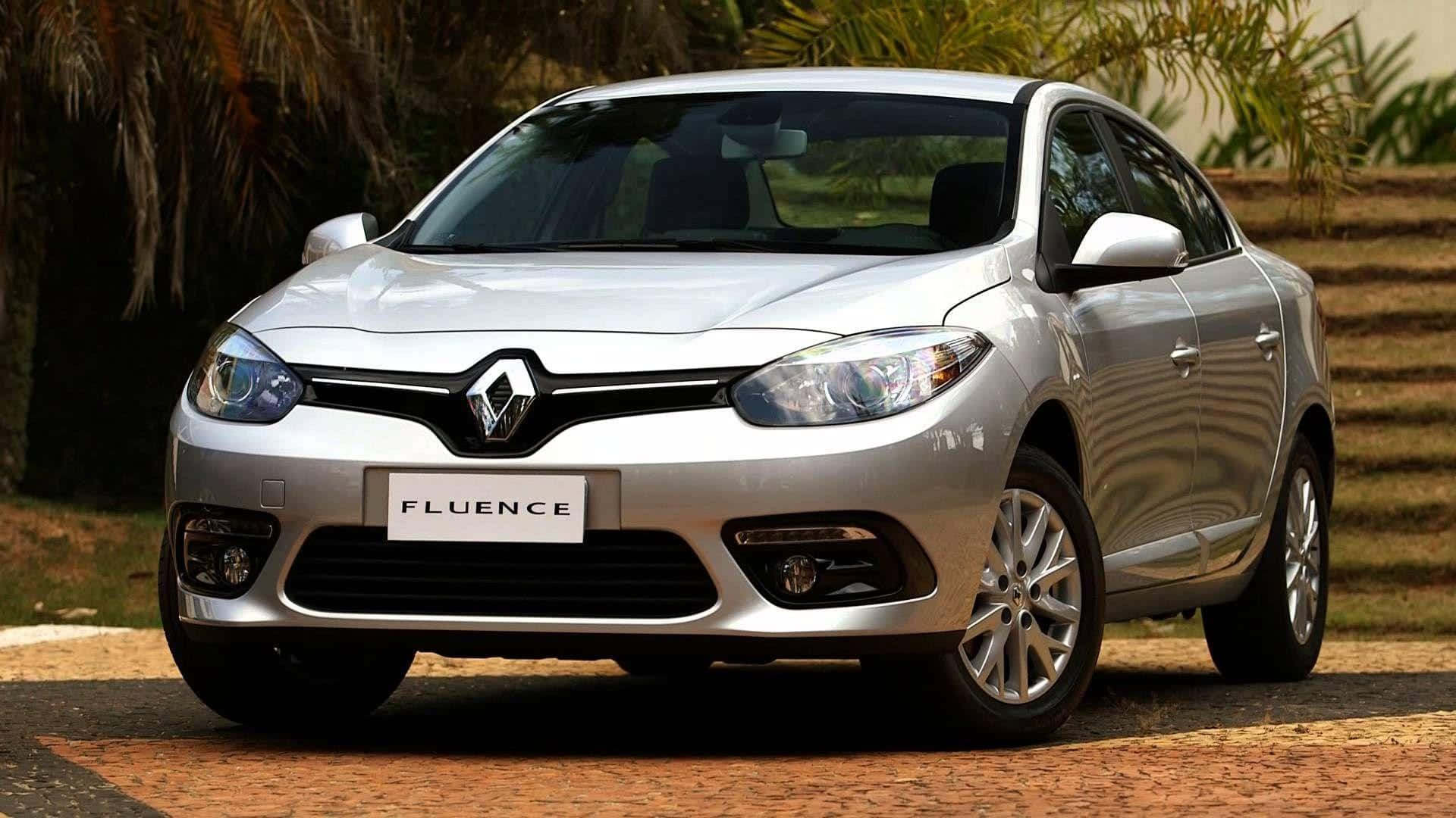 Renault Fluence 桌布 壁紙 — 一架時尚的銀色雷諾Fluence房車停在磚砌車道上，背景有棕櫚樹和樓梯。