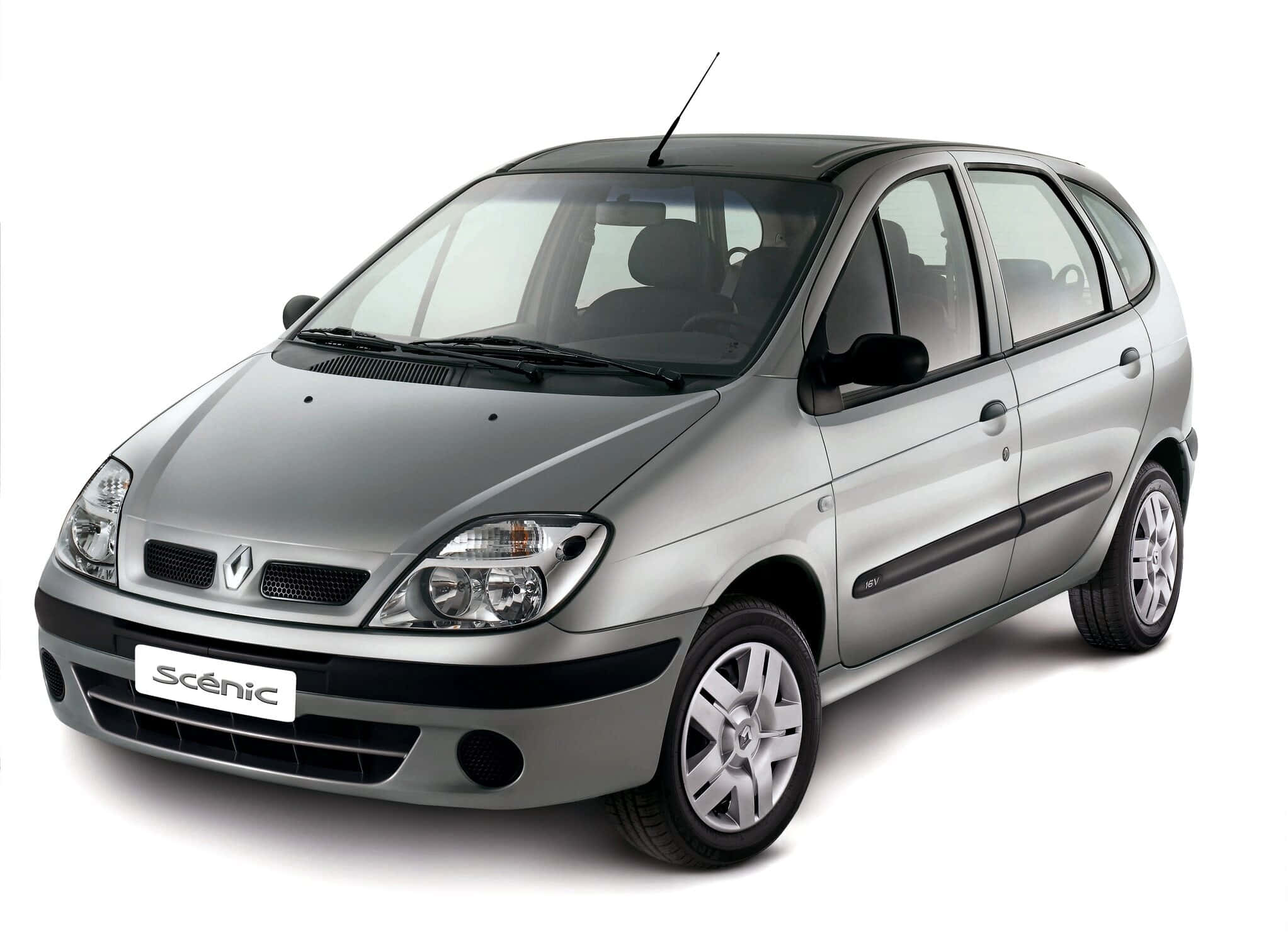 Renault Scenic 桌布 壁紙 — 一輛時尚的銀色雷諾 Scénic 旅行車在攝影棚內以乾淨的白色背景拍攝。