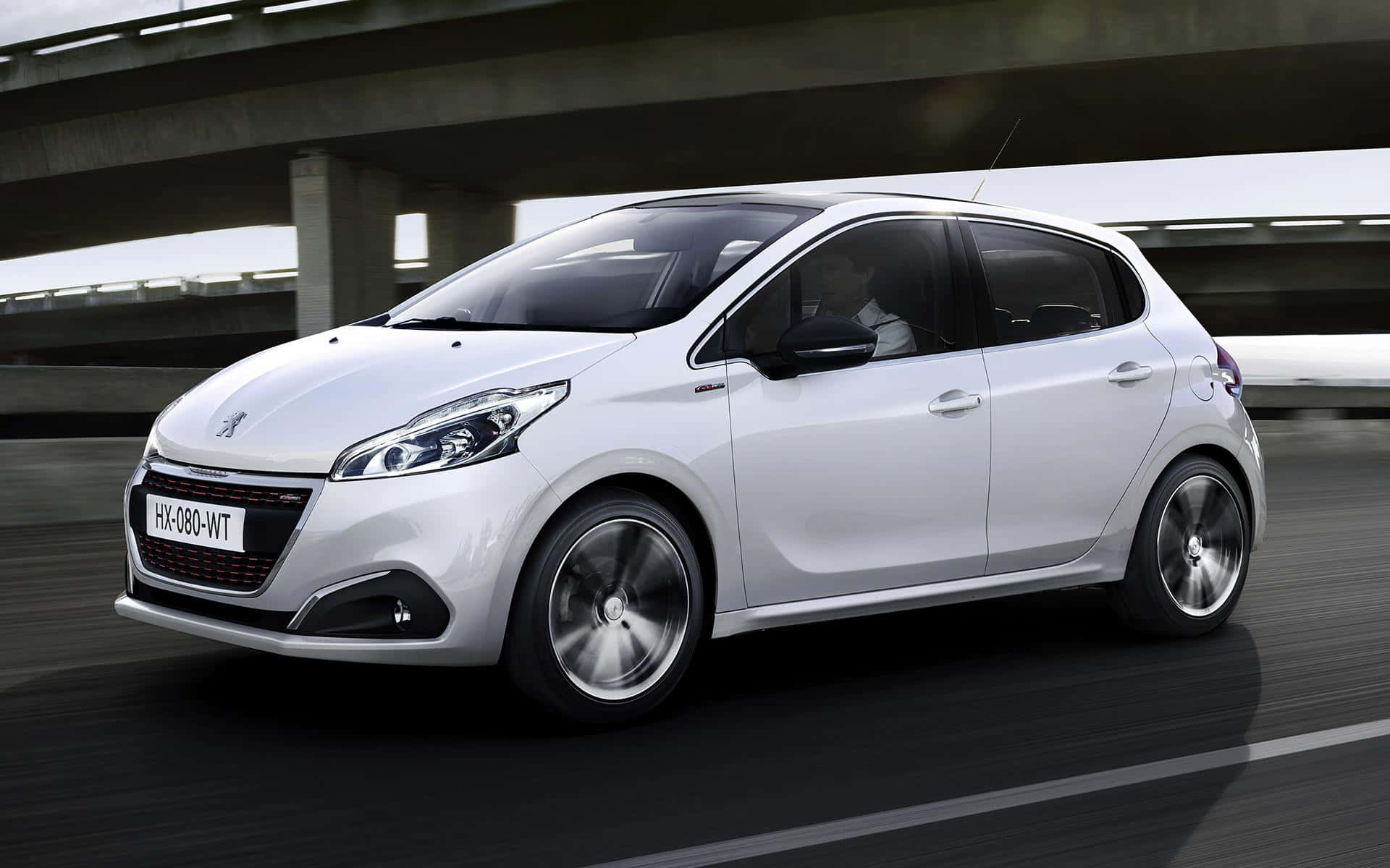 Peugeot 208 桌布 壁紙 — 一輛時尚的白色Peugeot 208在混凝土天橋下高速行駛，路面帶有動態模糊效果。
