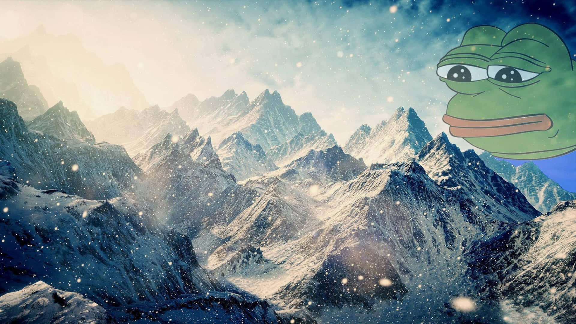  壁紙 — 一片被雪覆蓋的山脈，在星空下，右側有一張巨大的綠色青蛙臉探出頭來。