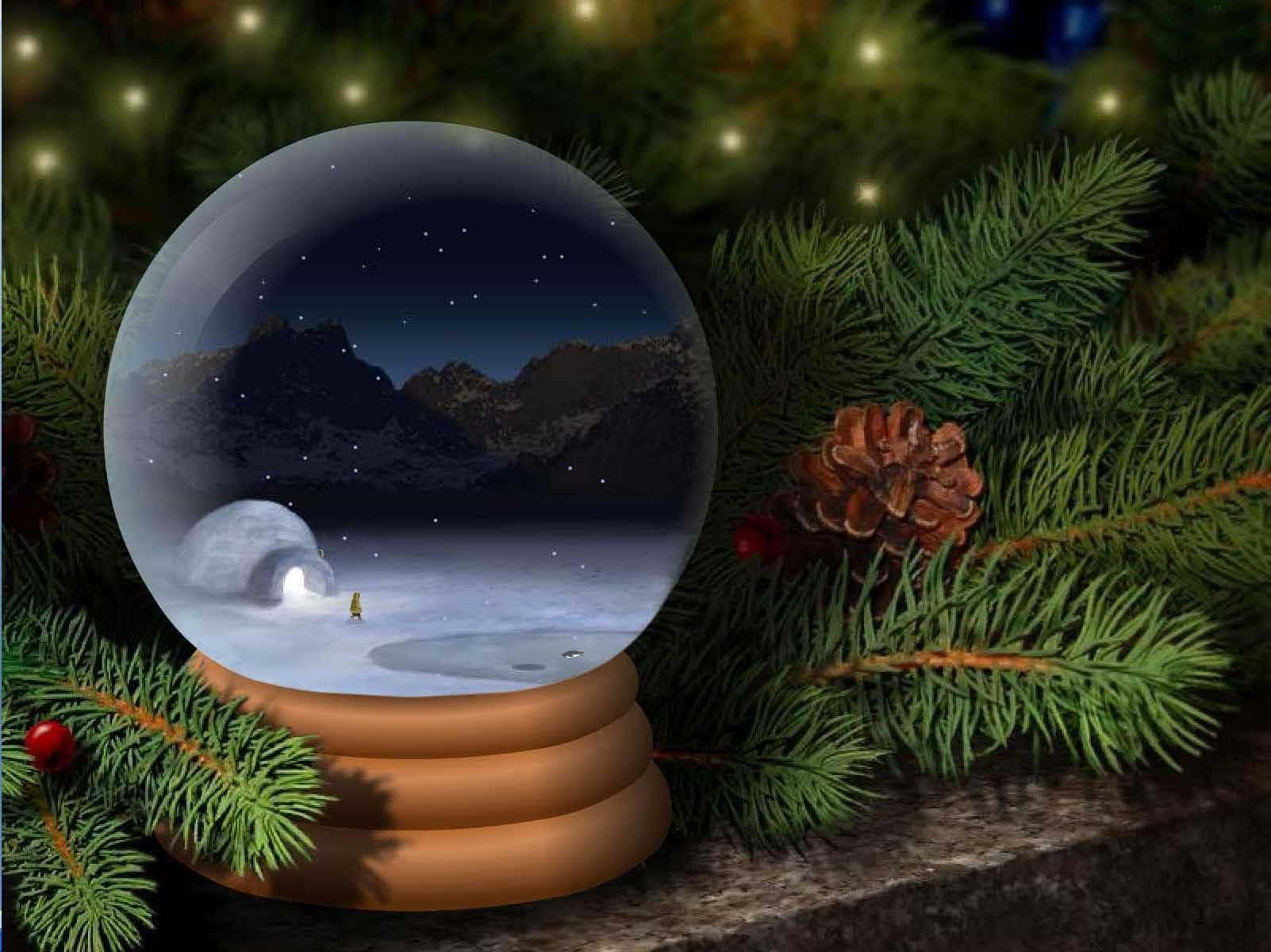  壁紙 — 一個雪球，裏面有冰屋和雪覆蓋的山脈，在星星下，放在松樹枝和松果之間。