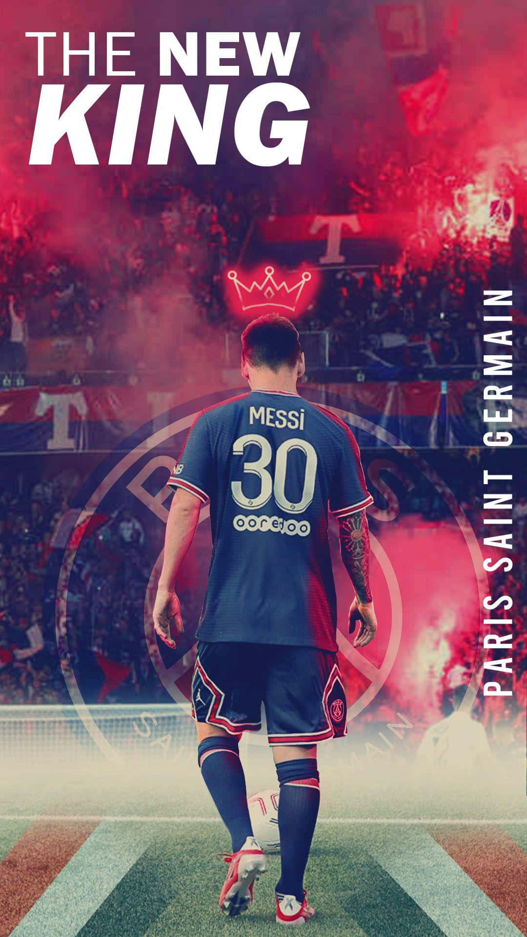 Messi 2022 桌布 壁紙 — 一名身穿巴黎聖日耳曼球衣的足球員在球場上背對鏡頭走開，背景有紅煙和球迷。