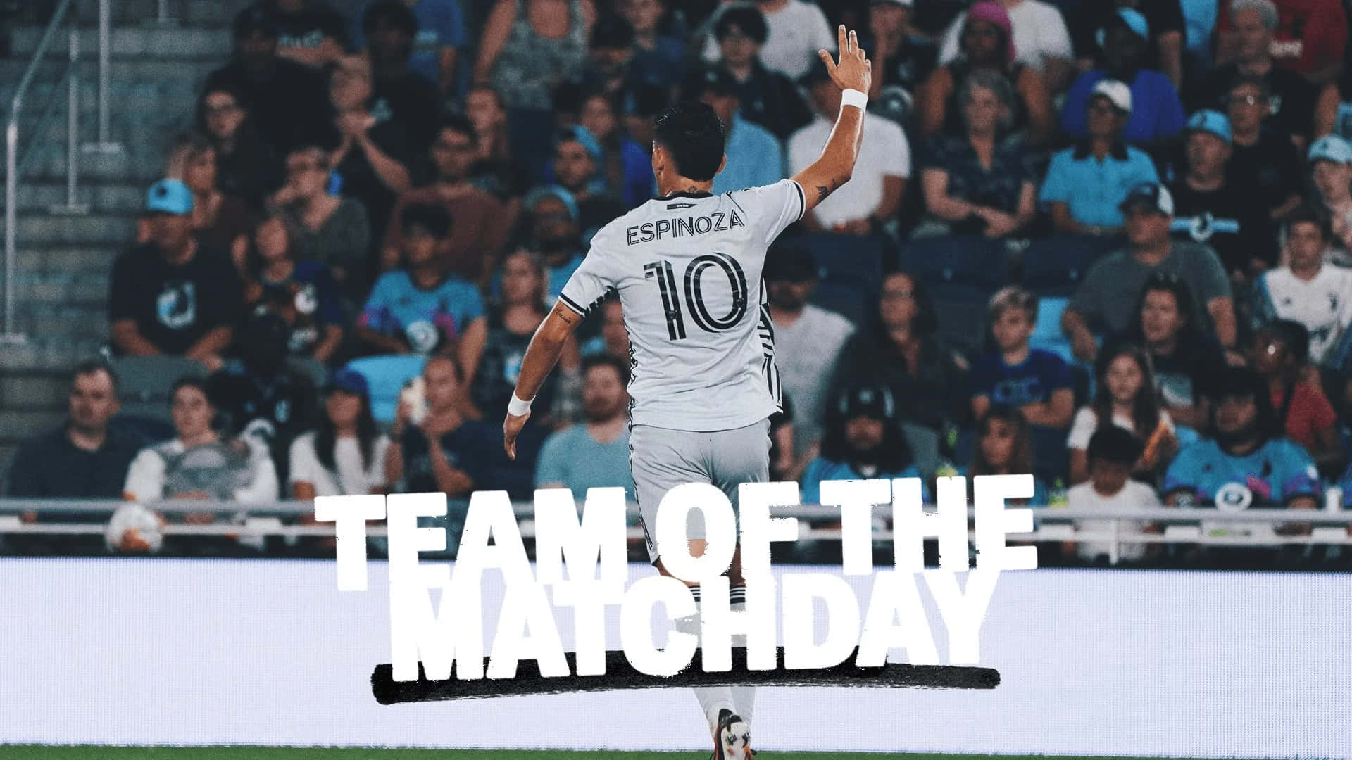  壁紙 — 一名身穿10號球衣的足球員向球迷揮手，而「TEAM OF THE MATCHDAY」文字覆蓋在球場場景上。