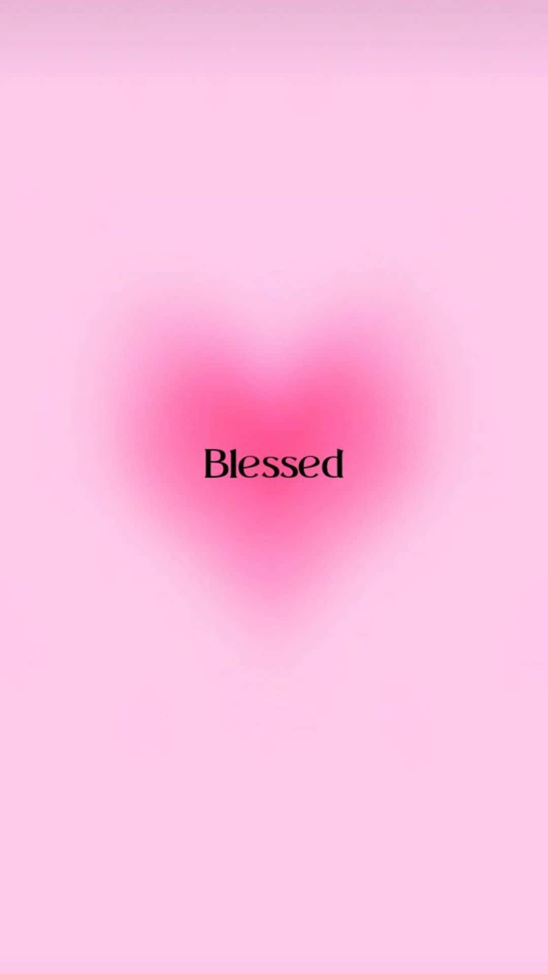一個粉紅色的心形，中央有Blessed一詞。 — 粉紅色心形動圖 壁紙