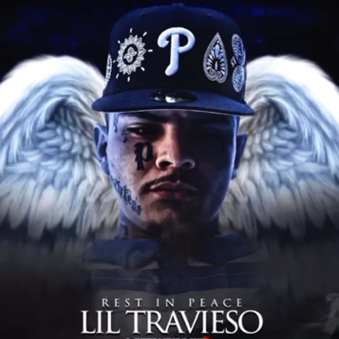  壁紙 — Lil Travieso 的莊嚴肖像，帶有白色天使翅膀和帽子，背景為深色，並帶有「Rest in Peace」文字。