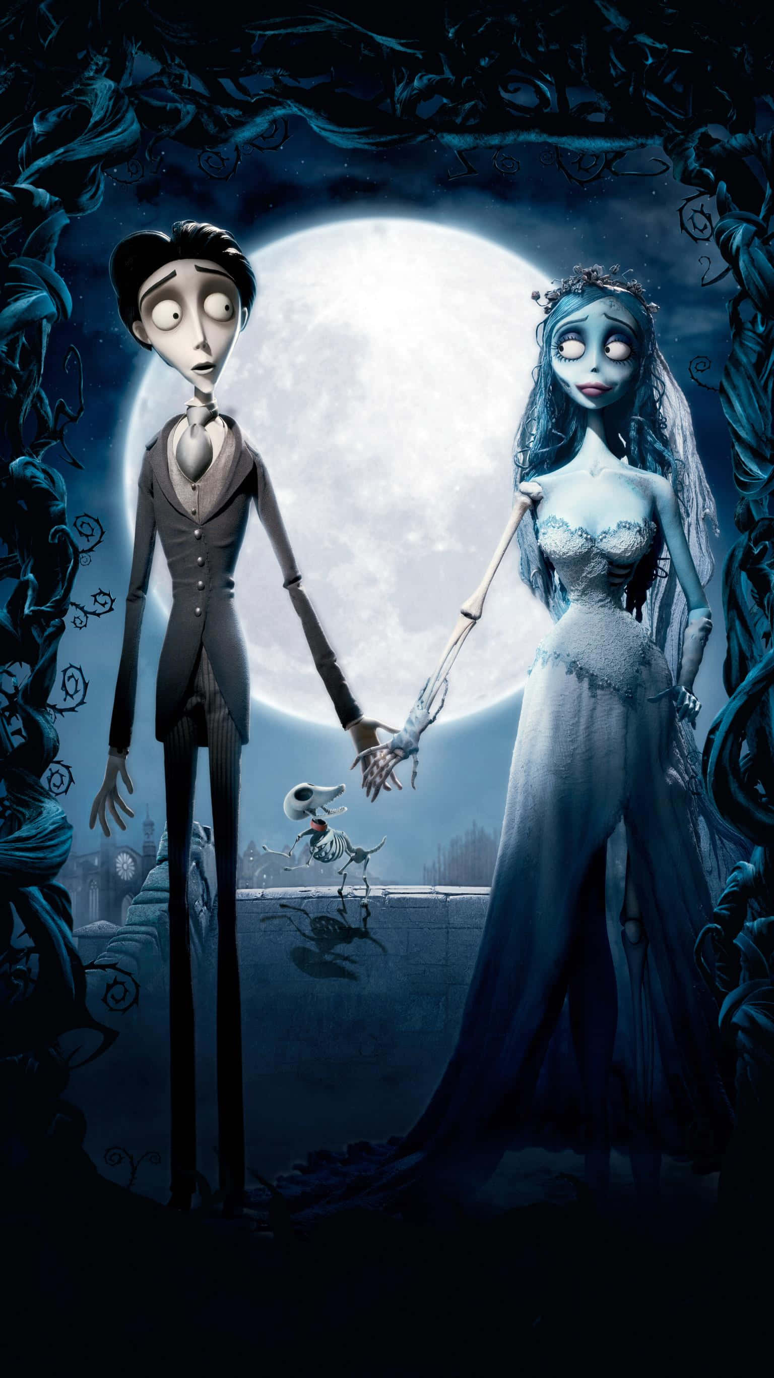 corpse bride 桌布 壁紙 — 一對詭異的新人穿著婚禮服飾，在滿月下牽手，周圍纏繞著扭曲的藤蔓。