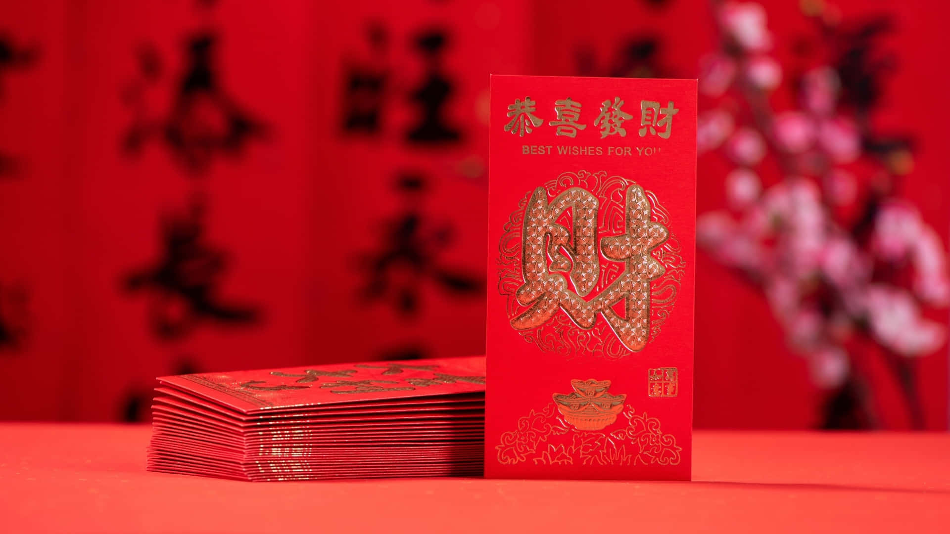  壁紙 — 一堆紅色中國新年利是封，帶有金箔字體和花卉背景。