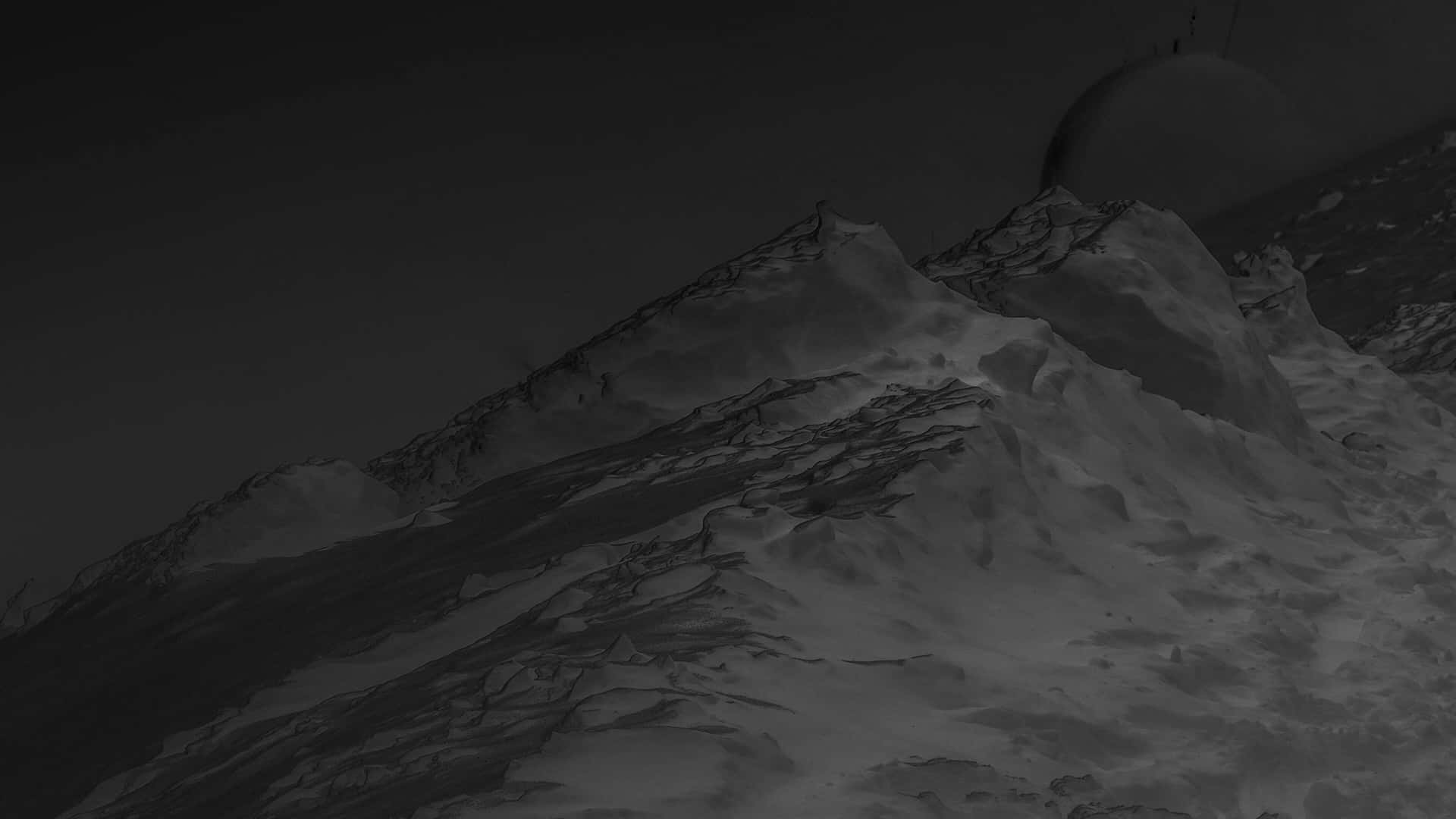  壁紙 — 在黑暗天空下，一座鮮明的單色山峰，上方懸浮著一個巨大的天體。