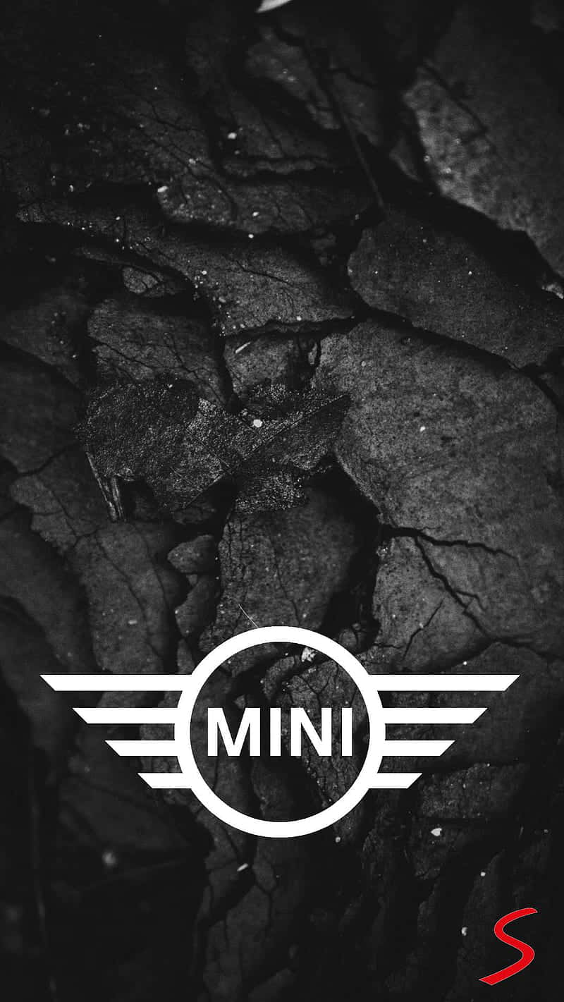  壁紙 — 一個鮮明的白色MINI標誌在裂紋炭黑色紋理背景上脫穎而出。