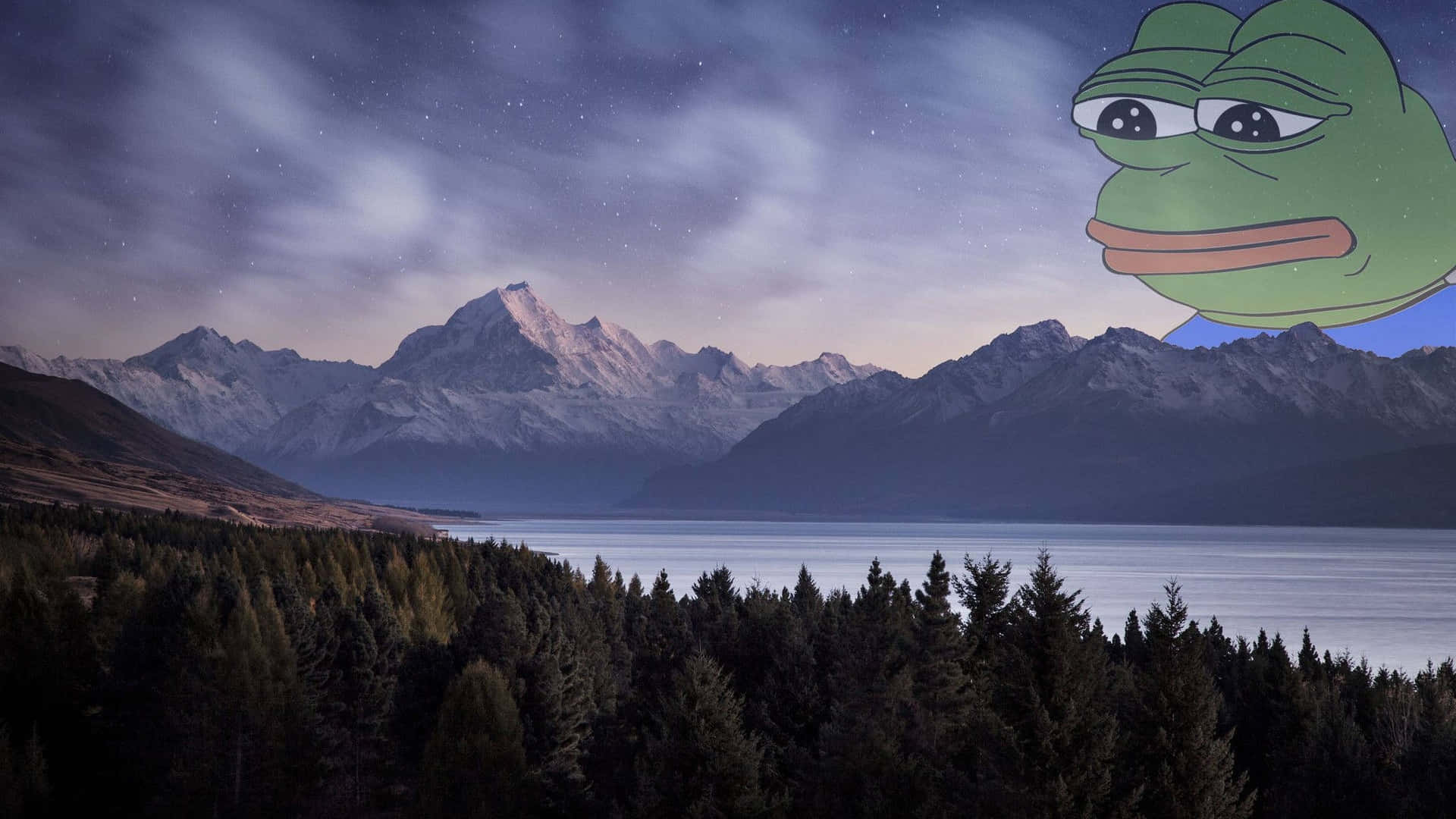  壁紙 — 星空下的山湖場景，天空中漂浮著一個巨大的Pepe the Frog迷因頭像。