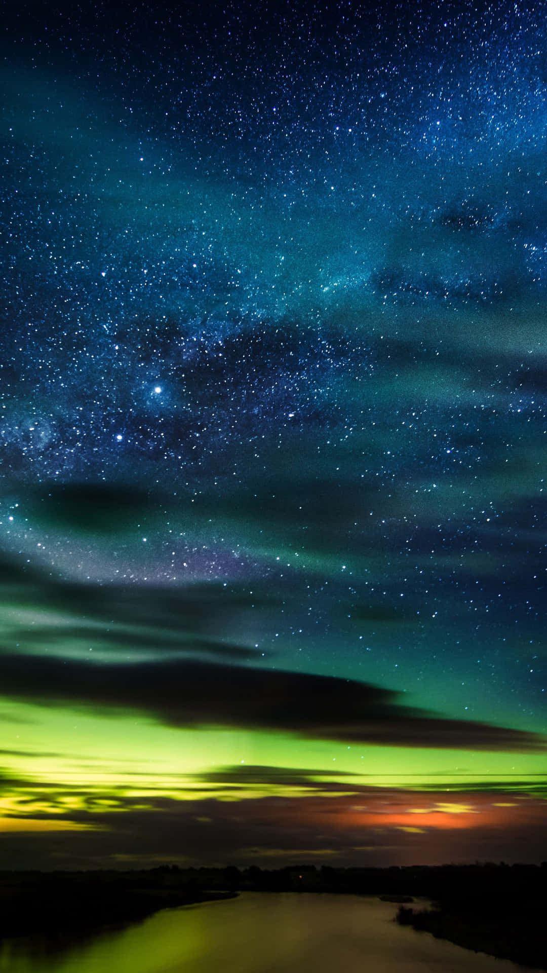  壁紙 — 繁星點點的夜空，深藍色雲層下，鮮綠色極光在黑暗河流上方舞動。