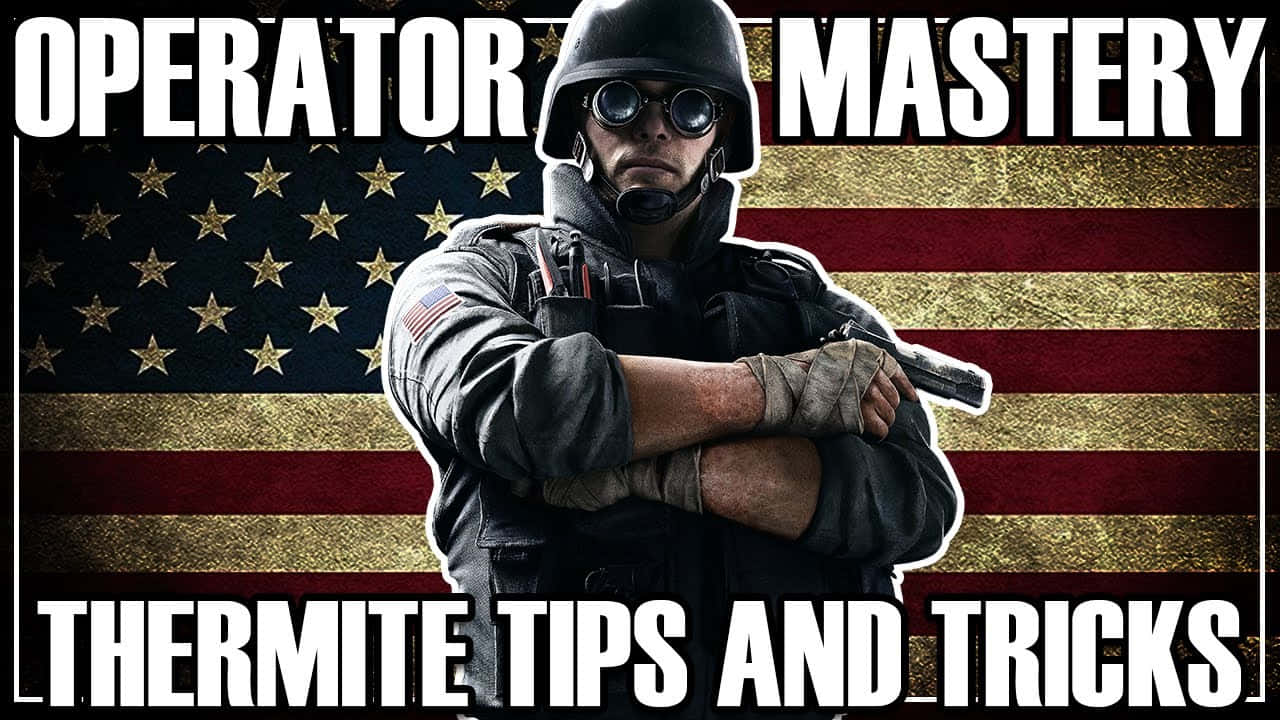 Rainbow Six Siege Thermite 桌布 壁紙 — 一名嚴肅的士兵身穿戰術裝備，雙臂交叉站在有紋理的美國國旗背景前，並帶有粗體文字疊加。