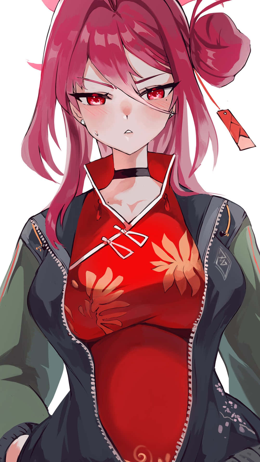  壁紙 — 一個引人注目的動漫女孩，粉紅色頭髮和紅色眼睛，穿著紅色花卉上衣，外搭深色夾克，背景為純白色。