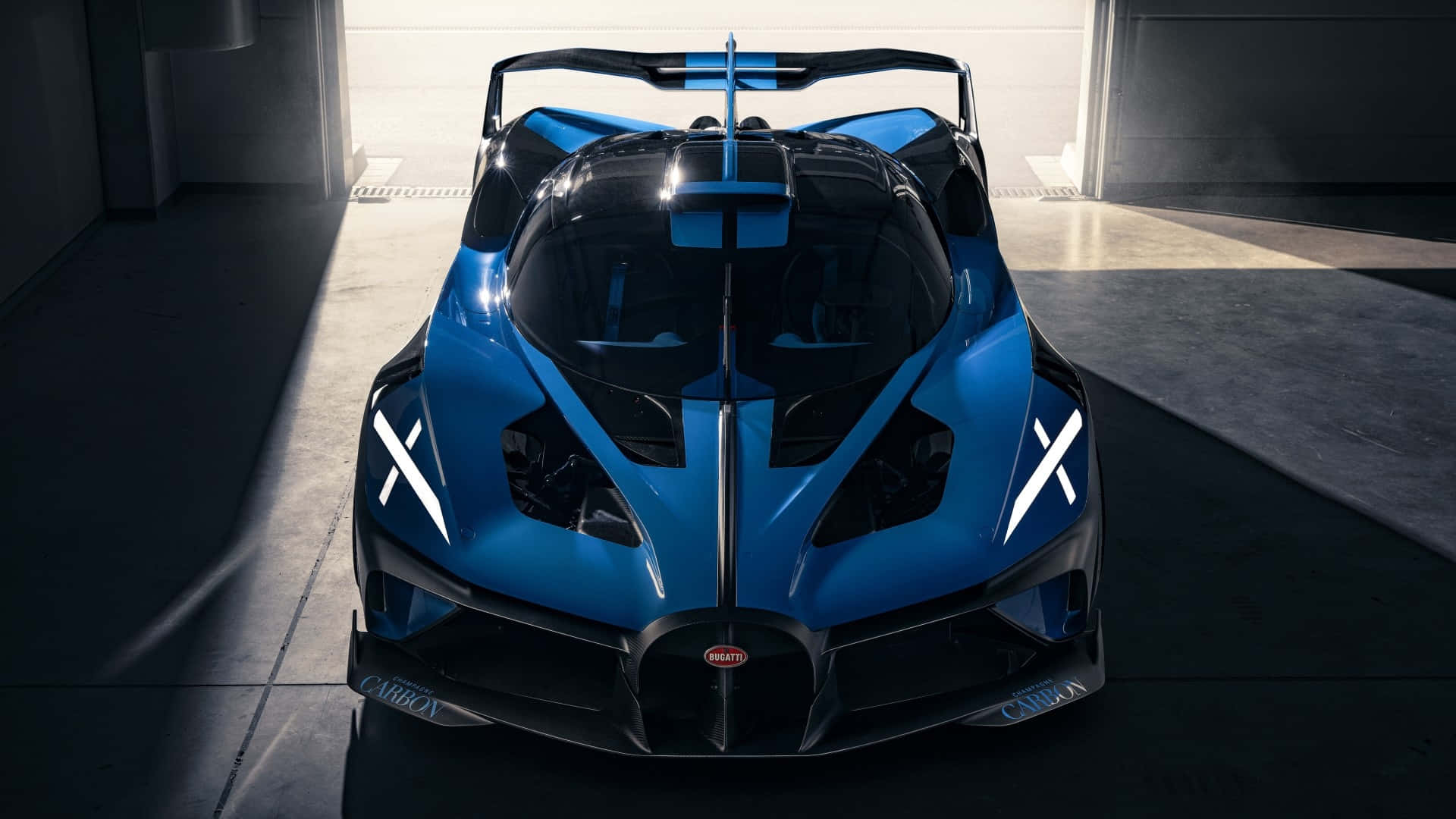  壁紙 — 一輛引人注目的藍色Bugatti Chiron Super Sport 300+在時尚的混凝土車庫中，在戲劇性的燈光下閃閃發光。