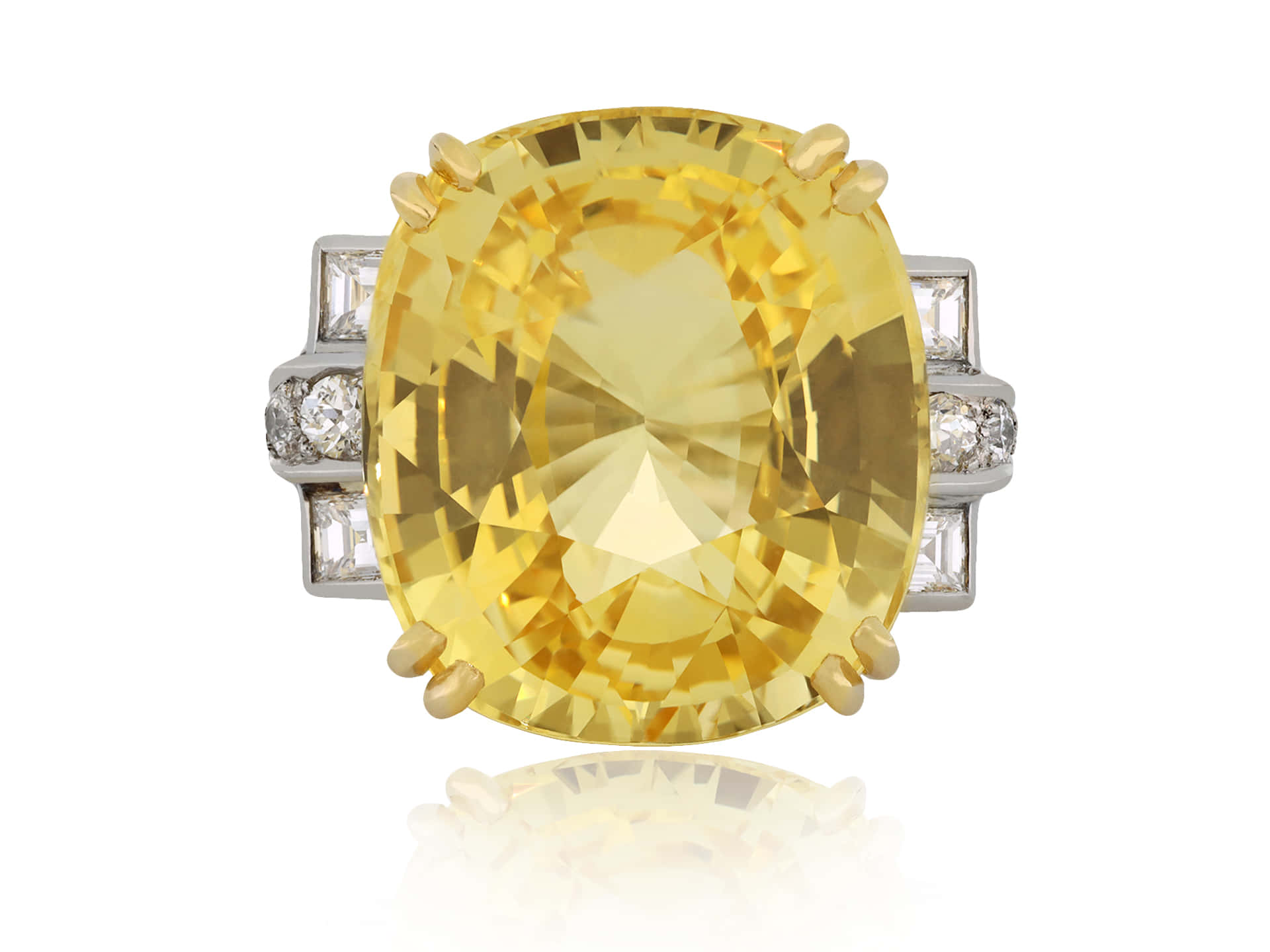 Yellow Sapphire 桌布 壁紙 — 一枚令人驚艷的黃色黃水晶戒指，鑲有鑽石點綴，在純白背景上閃耀，帶有微妙的倒影。