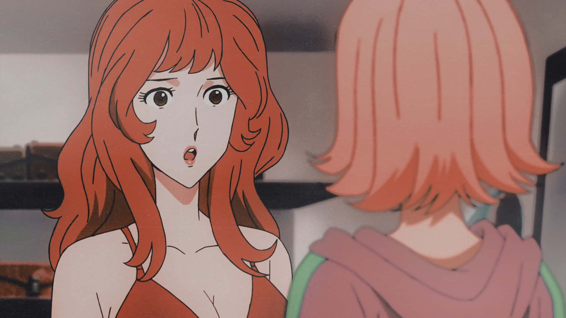  壁紙 — 一個紅髮的驚訝動漫女孩凝視著另一個短粉紅髮的女孩，場景在柔和光線的室內。