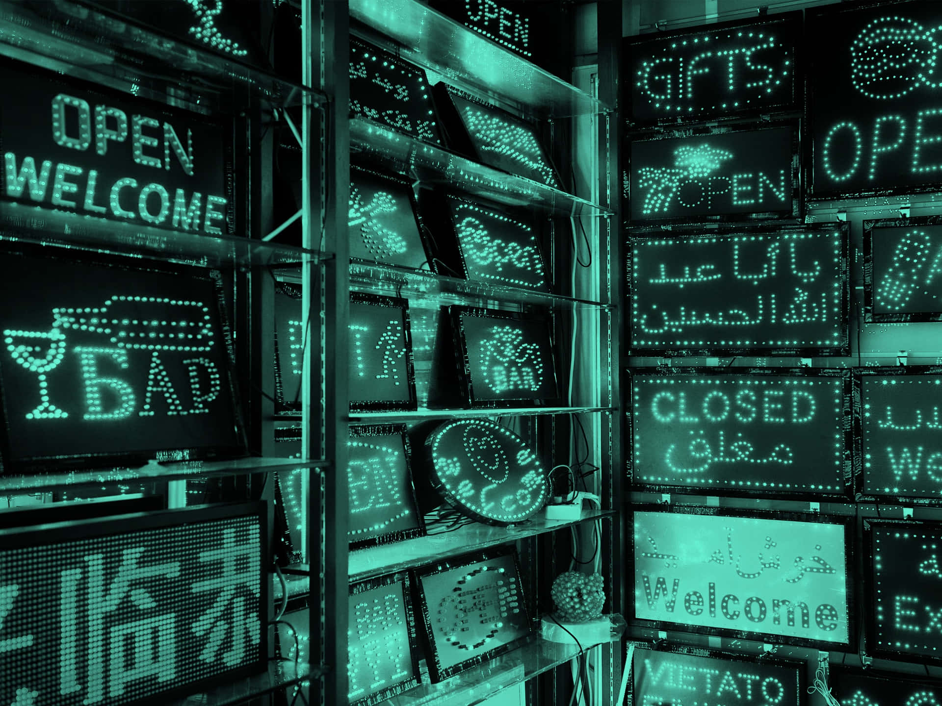 零售店中散發青綠色光芒的多語言LED標誌層架。
