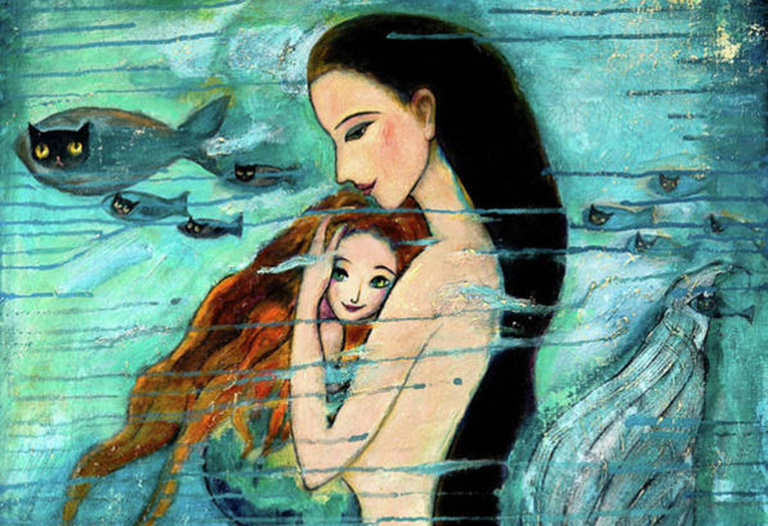 一位女性在水中抱著一個孩子，發光的魚在附近游動。