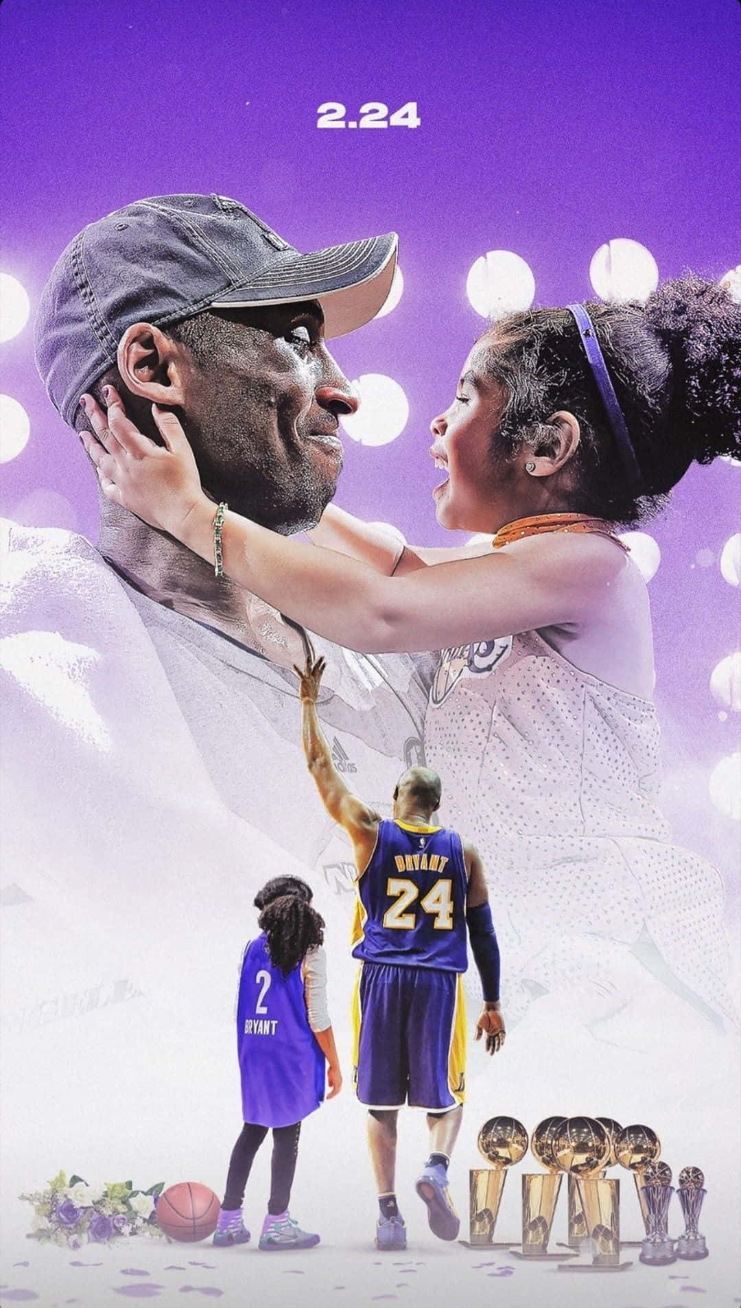 Kobe And Gigi 桌布 壁紙 — 高比拜仁與女兒吉安娜之間的溫馨時刻，下方有籃球場景，附近有獎盃。