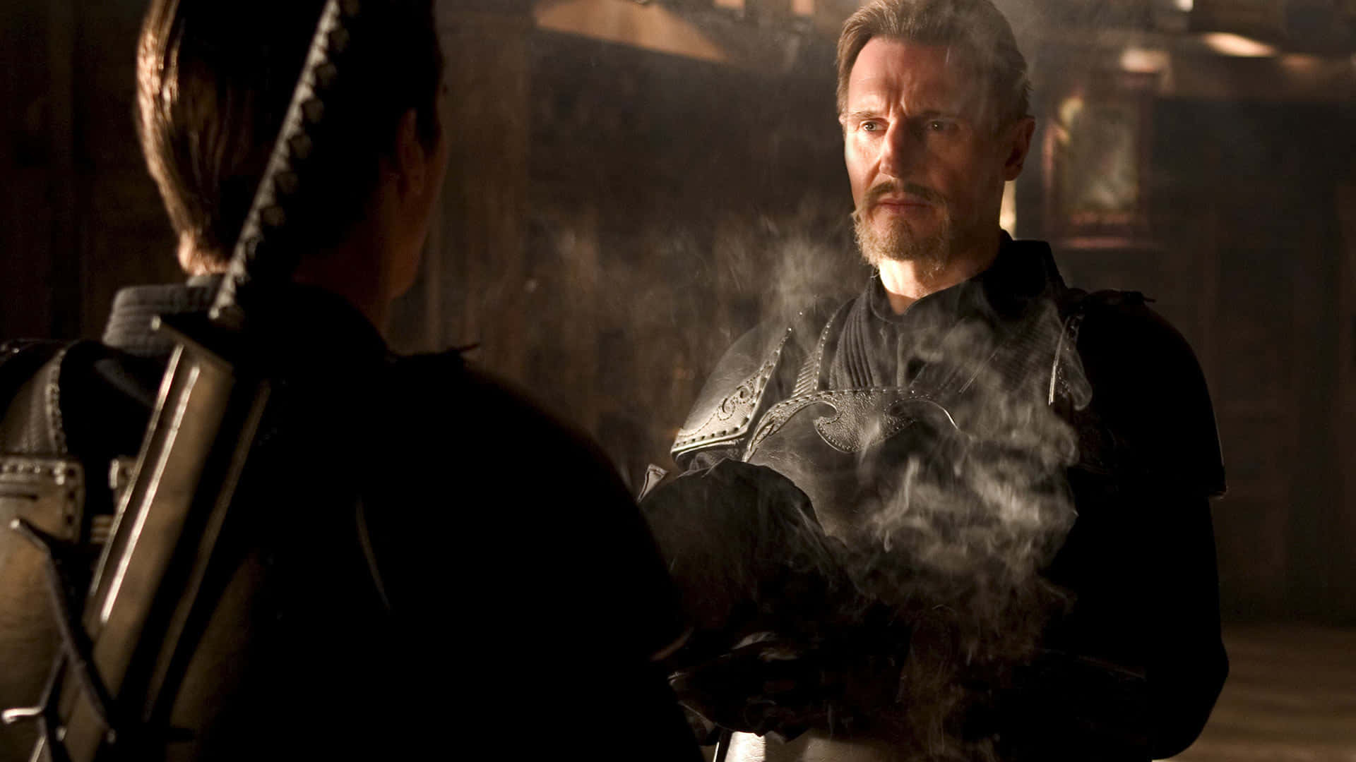 The League Of Assassins 桌布 壁紙 — 兩個身穿盔甲的戰士在煙霧瀰漫、燈光昏暗的房間中，在戲劇性的燈光下緊張對峙。