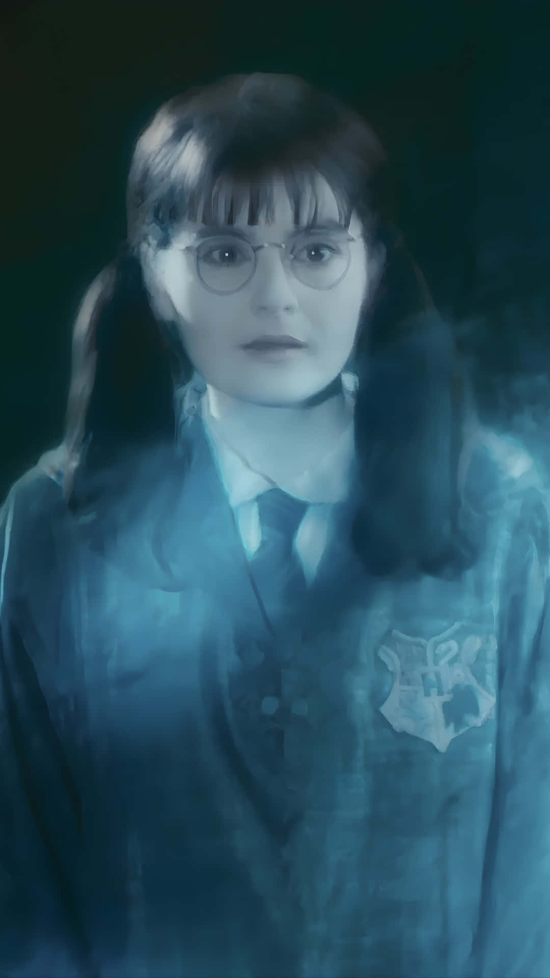  壁紙 — 一個穿著霍格華茲制服、半透明的幽靈女孩在黑暗背景下發出藍光。