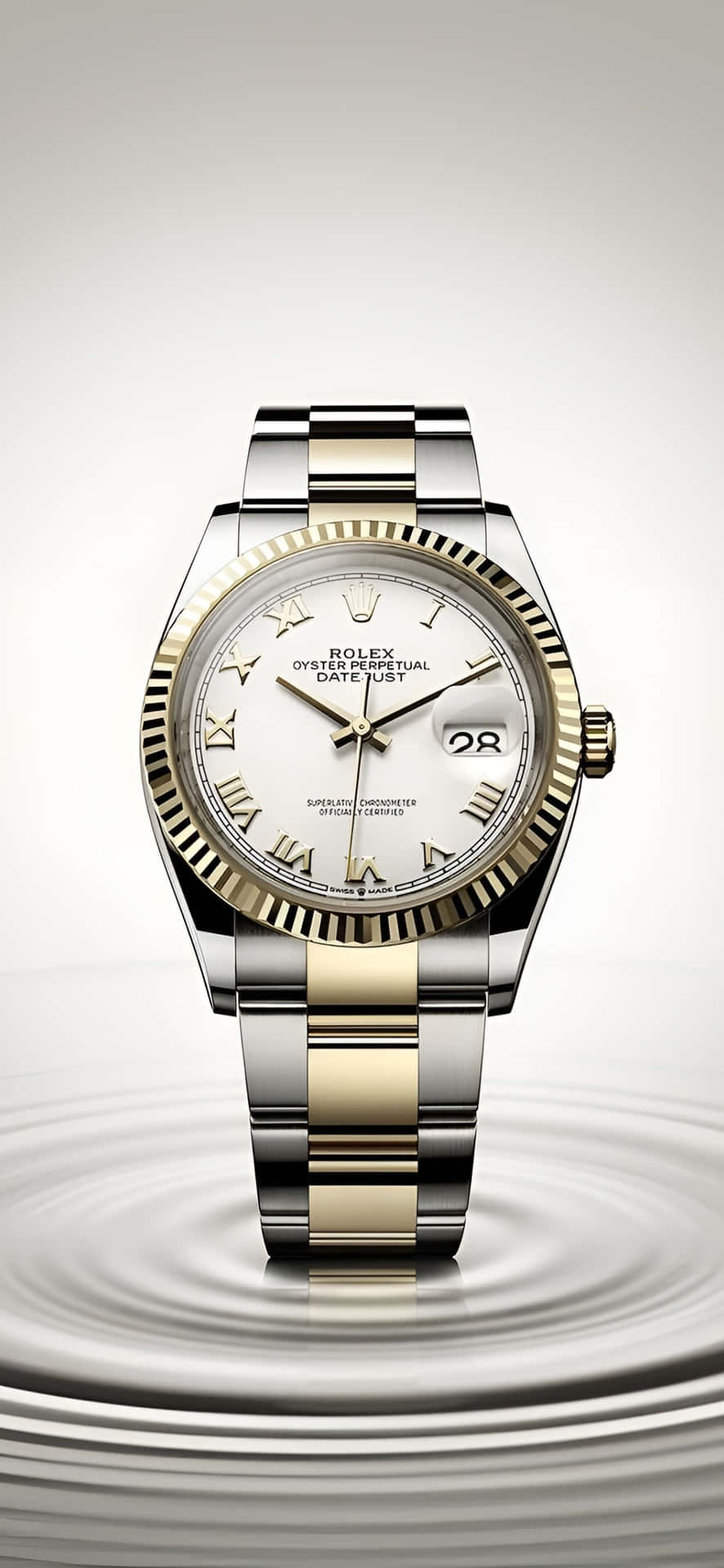  壁紙 — 一枚雙色勞力士 Oyster Perpetual Datejust 手錶漂浮在漣漪水面上，背景為柔和漸變色。