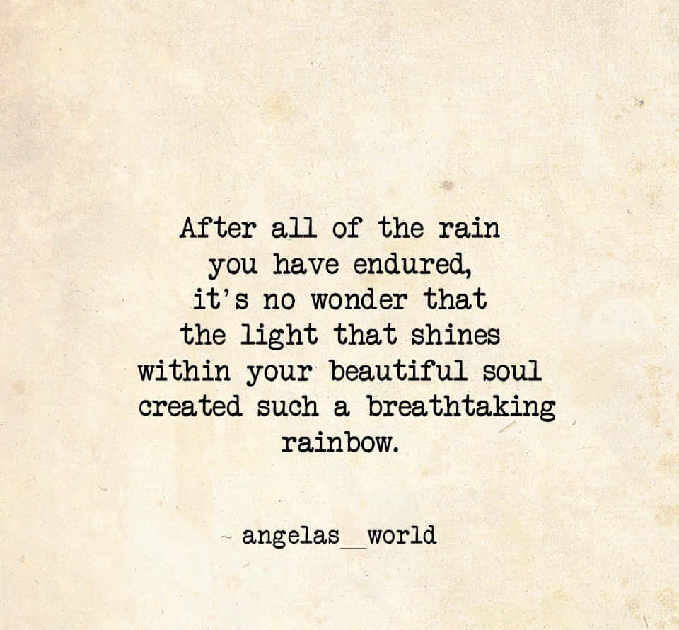 Poetry Quotes 桌布 壁紙 — 一張打字機打出的勵志名言，印在仿舊羊皮紙上，讚揚經歷艱難後內在的光芒與美麗。