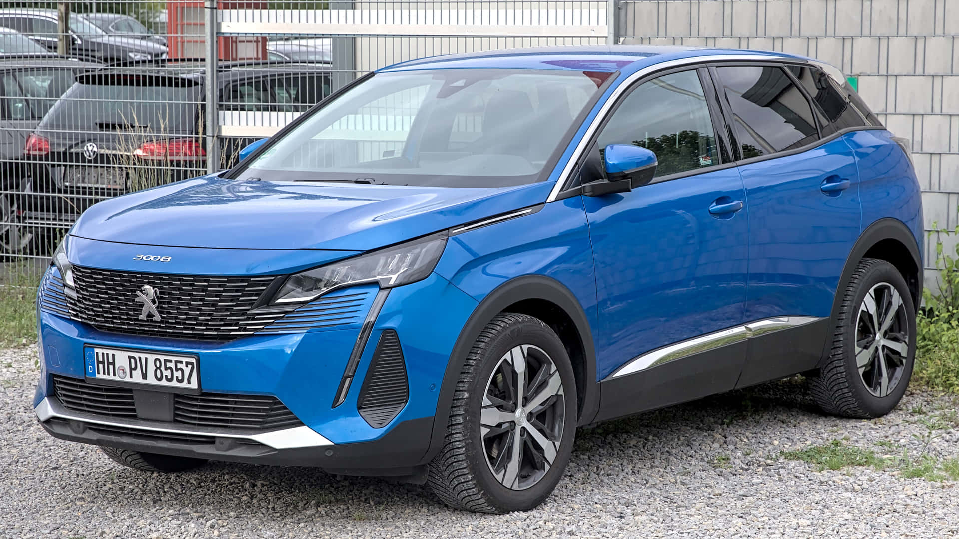  壁紙 — 一輛鮮藍色的Peugeot 3008 SUV停泊在碎石上，背景有金屬圍欄和磚牆。