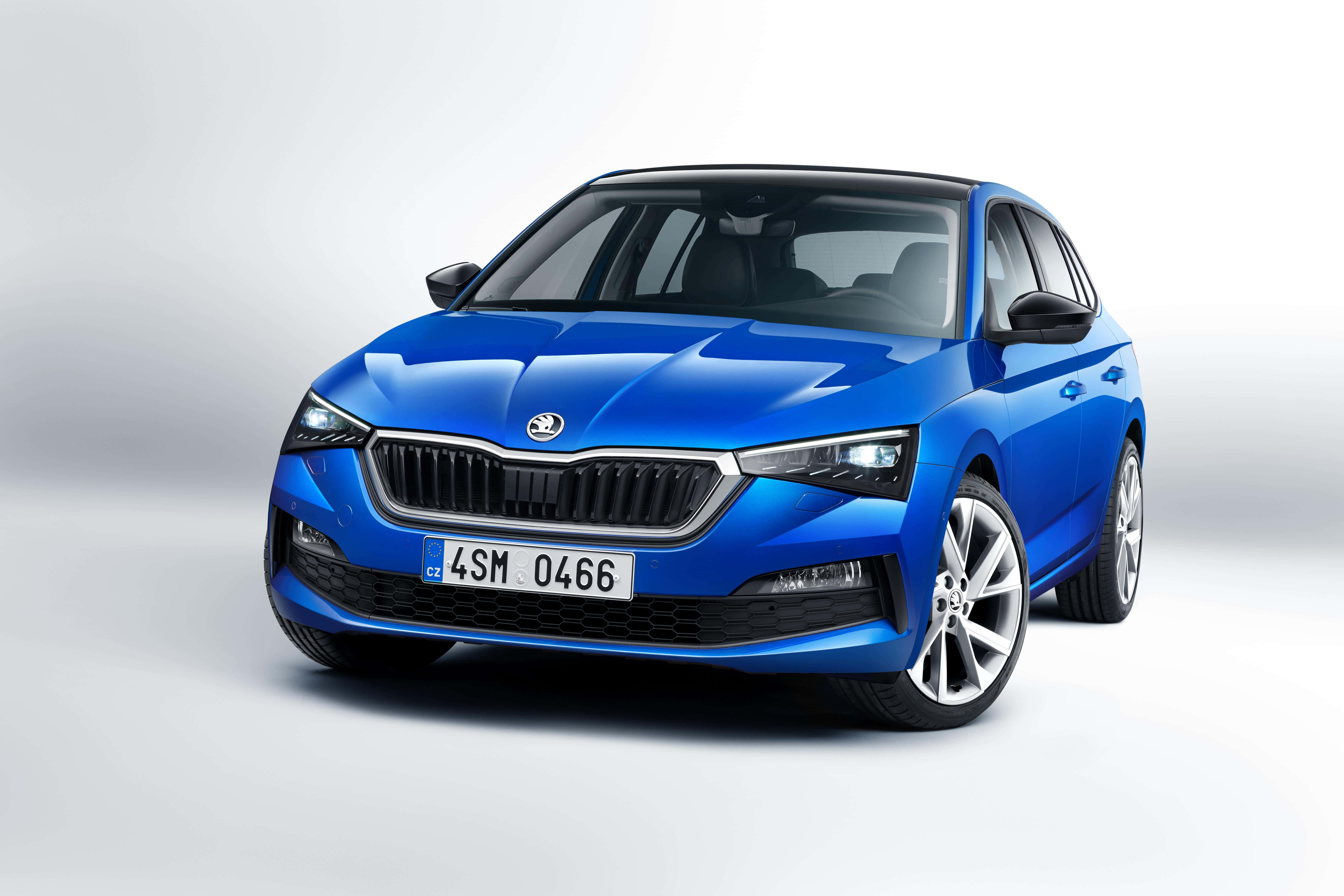Skoda Scala 桌布 壁紙 — 一輛充滿活力的藍色斯柯達掀背車在工作室燈光下閃閃發光，背景是潔淨的白色。