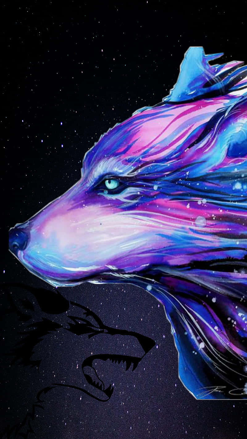  壁紙 — 一隻充滿活力的宇宙狼，擁有流動的紫藍色毛髮和發光的眼睛，背景是星空夜空，下方有一隻陰影嚎叫的狼。