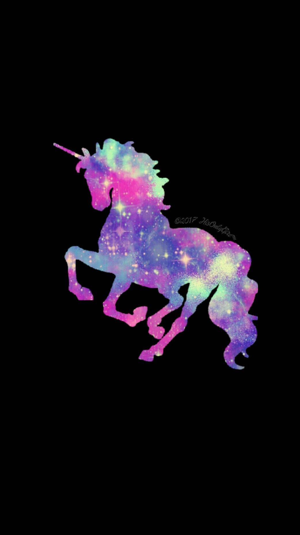 一個發光的星系獨角獸，星星剪影在黑色背景上。