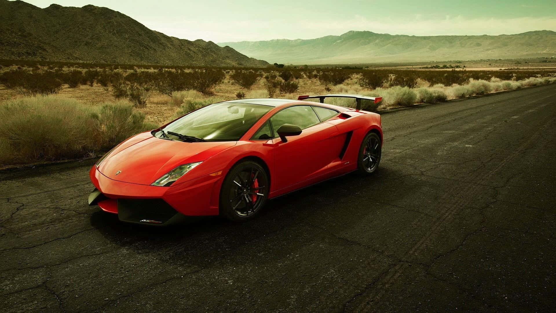 Lamborghini Gallardo 桌布 壁紙 — 一輛鮮紅色的林寶堅尼Gallardo跑車停泊在龜裂的沙漠道路上，背景有山脈。