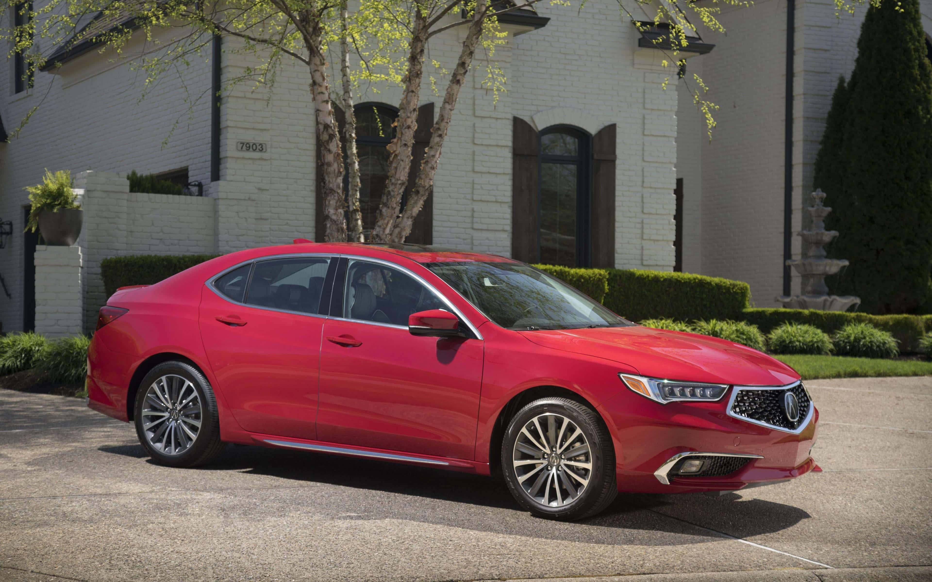Acura Tlx 桌布 壁紙 — 一輛鮮紅色豪華轎車停泊在車道上，前面是帶有綠化的白色磚房。