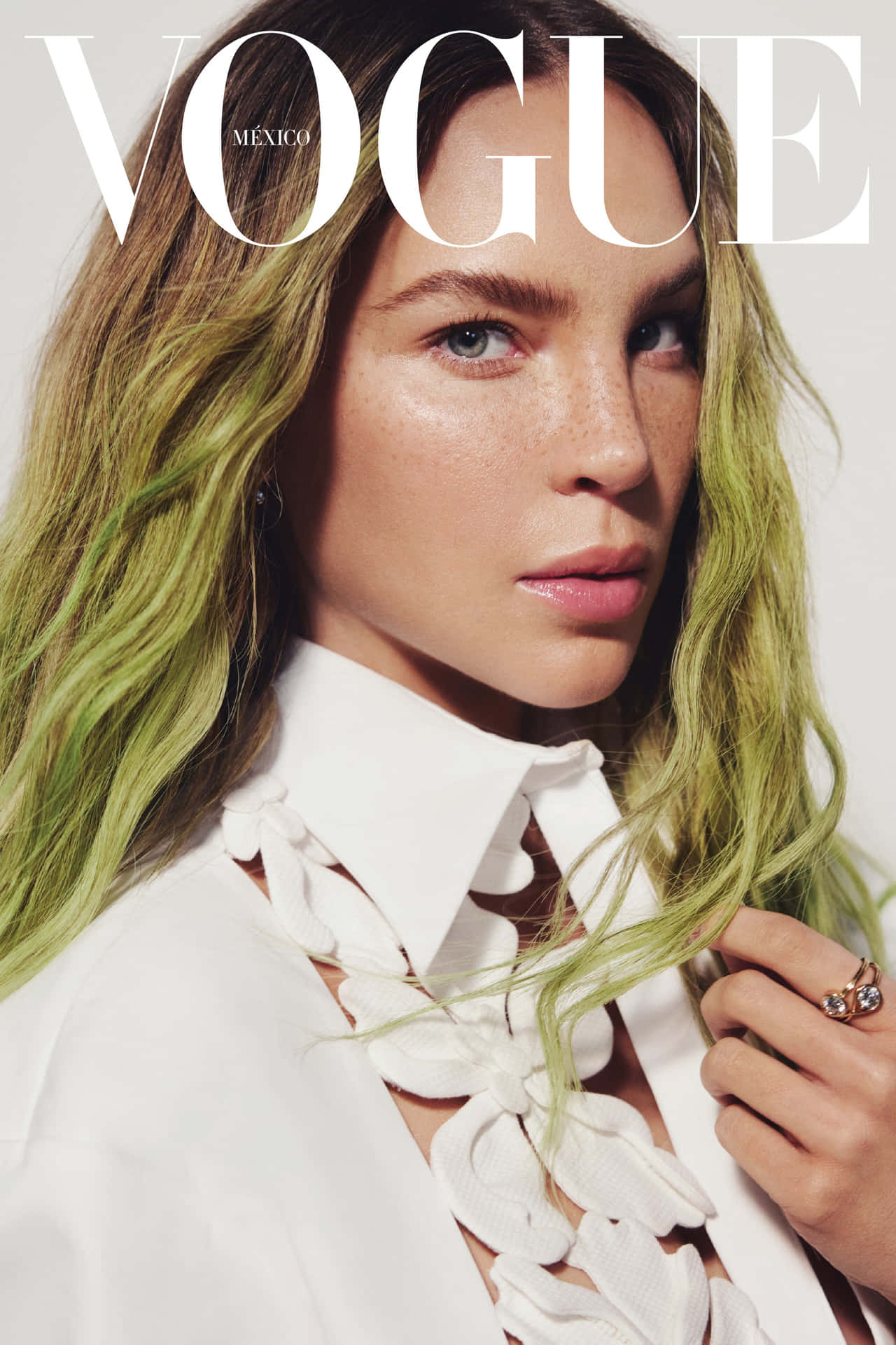  壁紙 — Vogue Mexico 封面，模特兒擁有充滿活力的綠色頭髮和雀斑，身穿白色質感襯衫。