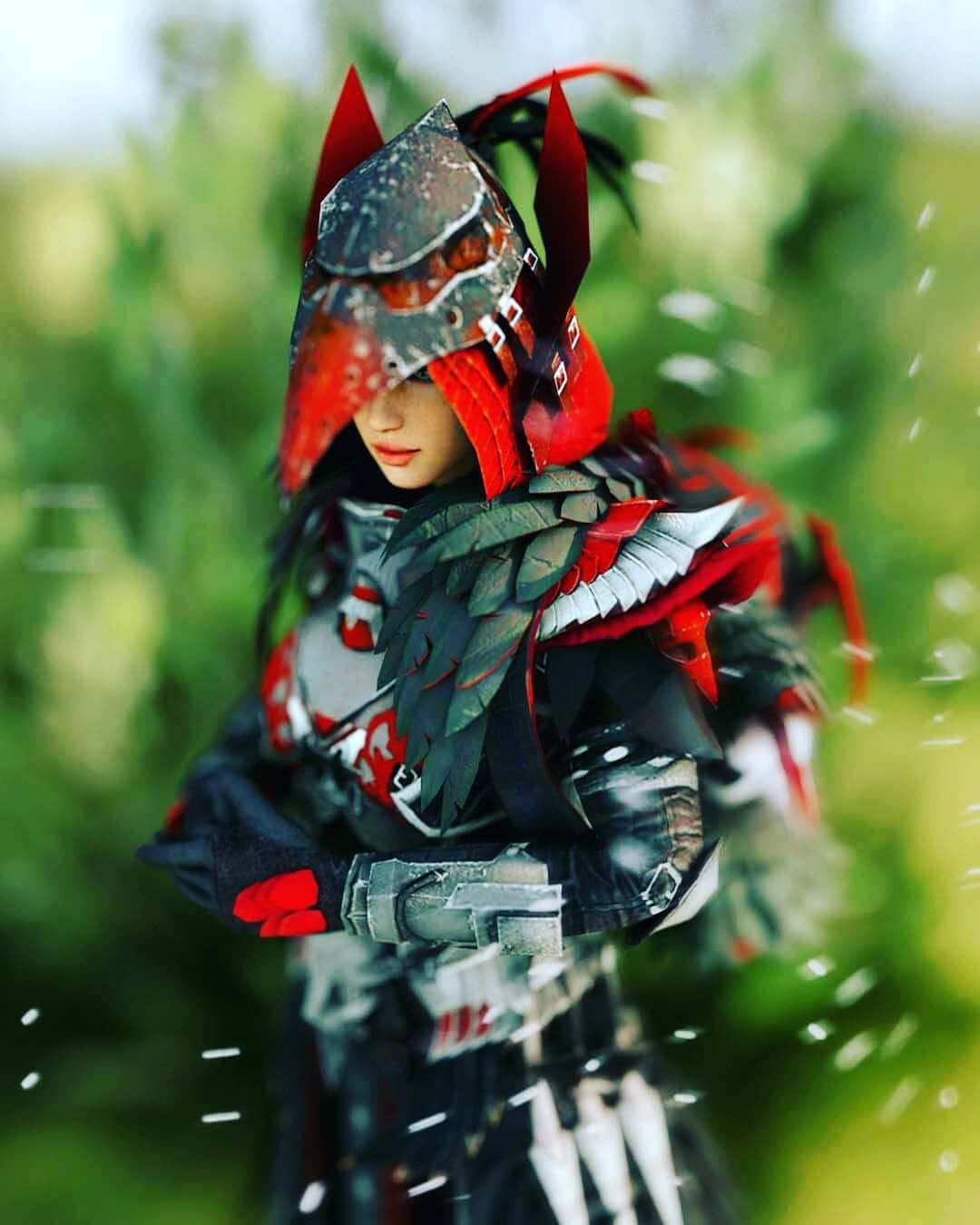 壁紙 — 一名身穿紅黑羽毛盔甲、戴著鳥形頭盔的戰士，站在綠葉叢中，雨滴落下。