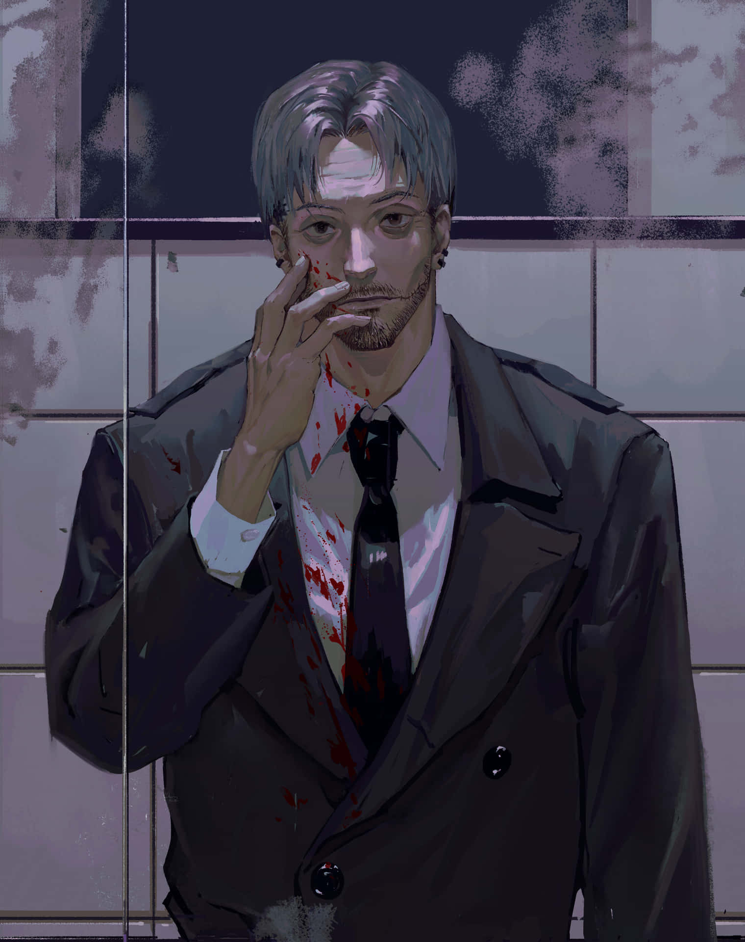  壁紙 — 一個疲憊的男人穿著沾滿血跡的西裝，在昏暗的燈光下靠著骯髒的瓷磚牆抽煙。