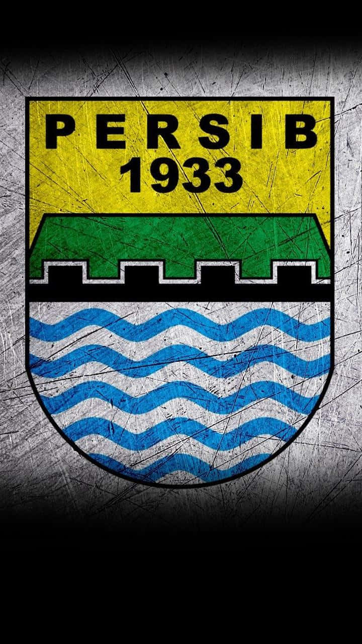  壁紙 — 一個經過風化的 Persib 1933 徽章，在刮花的金屬背景上有黃色、綠色和藍色的波浪條紋。