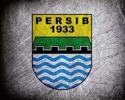  壁紙 — 一個風化的盾牌徽章，帶有黃、綠、藍色波浪條紋，以及「PERSIB 1933」文字，背景為粗糙的金屬質感。